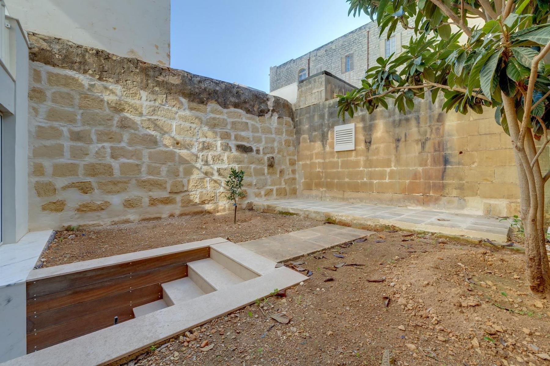 Seafront Traditional Maltese Townhouse Balluta Bay