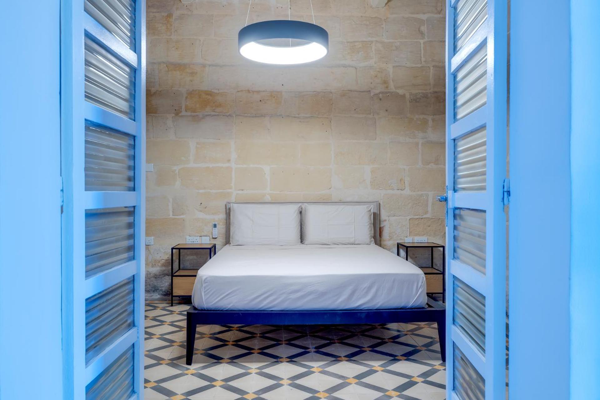 Seafront Traditional Maltese Townhouse Balluta Bay