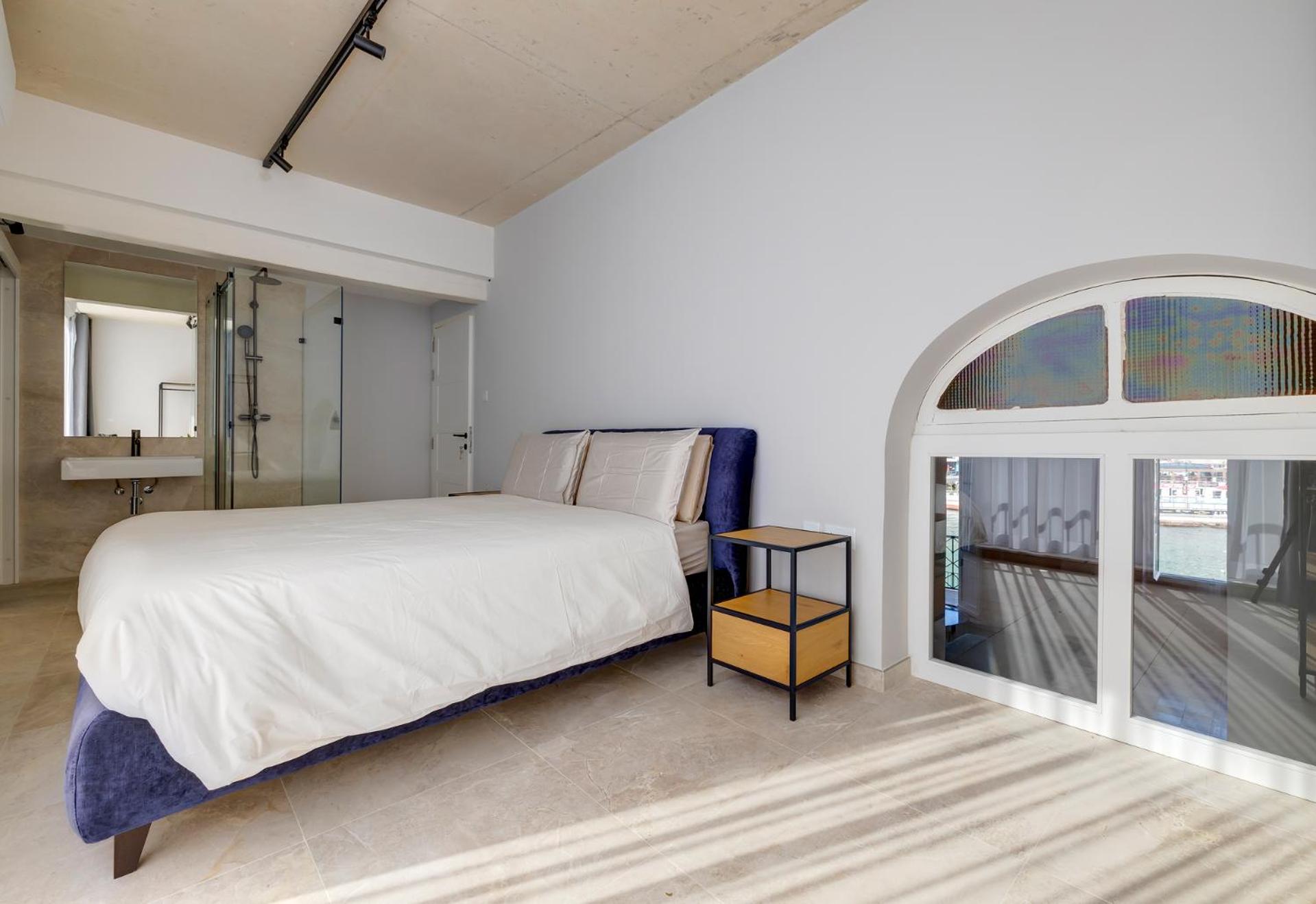 Seafront Traditional Maltese Townhouse Balluta Bay