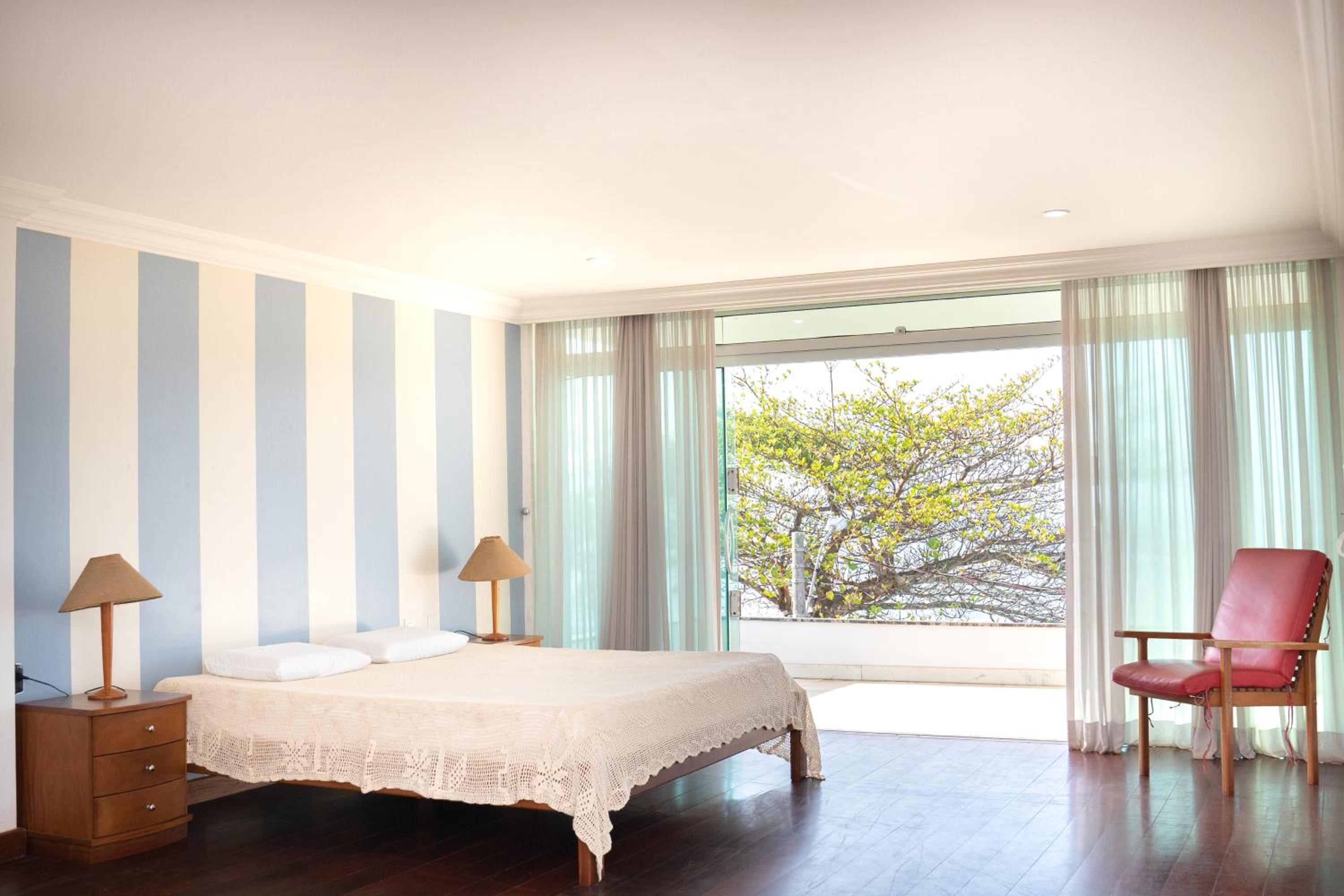 Casa de 850m2 e piscina na Praia de Santa Helena.