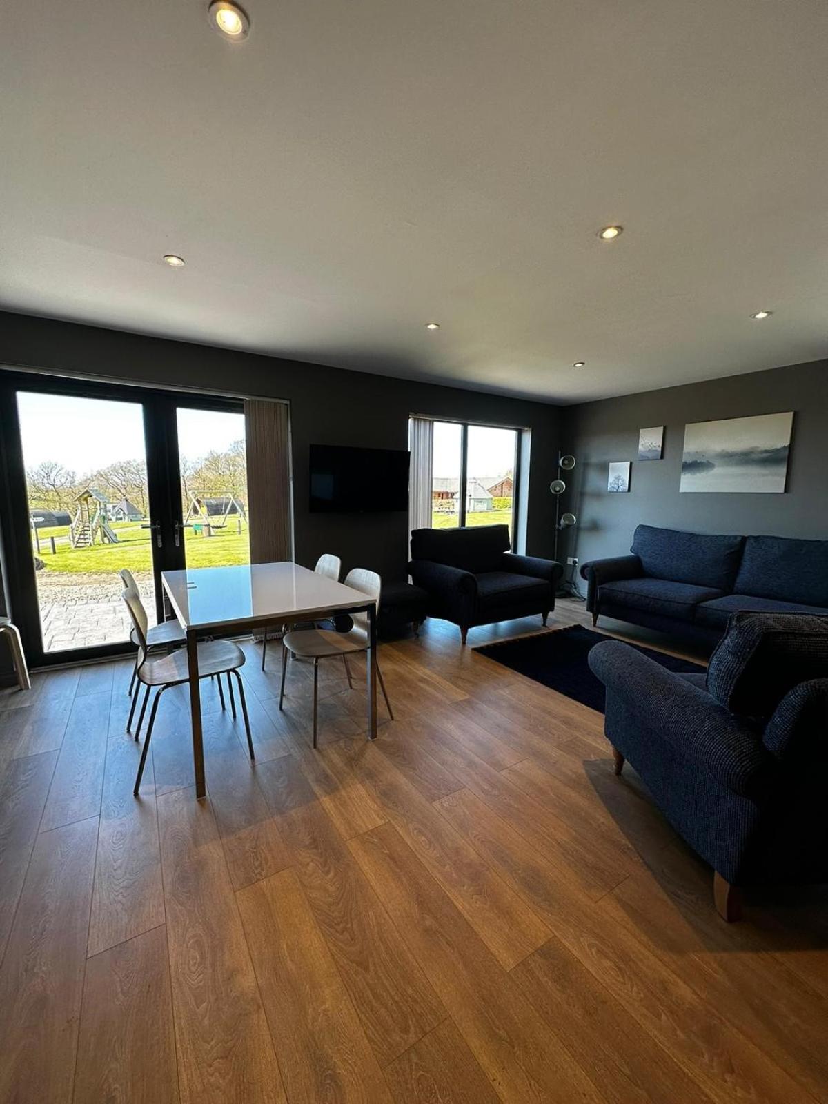 Spacious 3-Bedroom Chalet on Country Estate near Glasgow - sleeps 6
