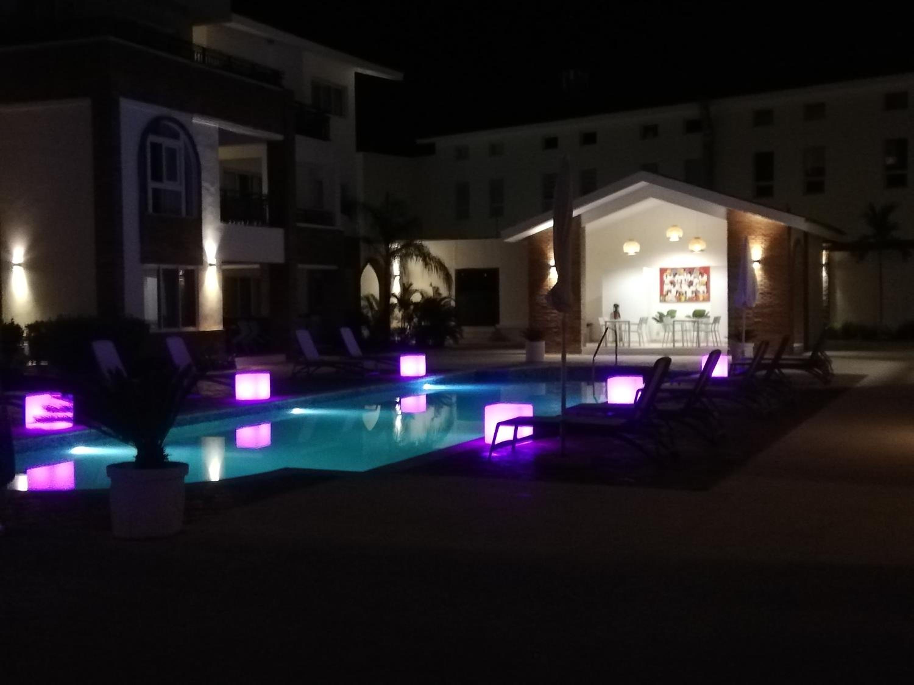 SEVEN SHADES OF CORAL VILLAGE - suites & pool in a residence close to the beach