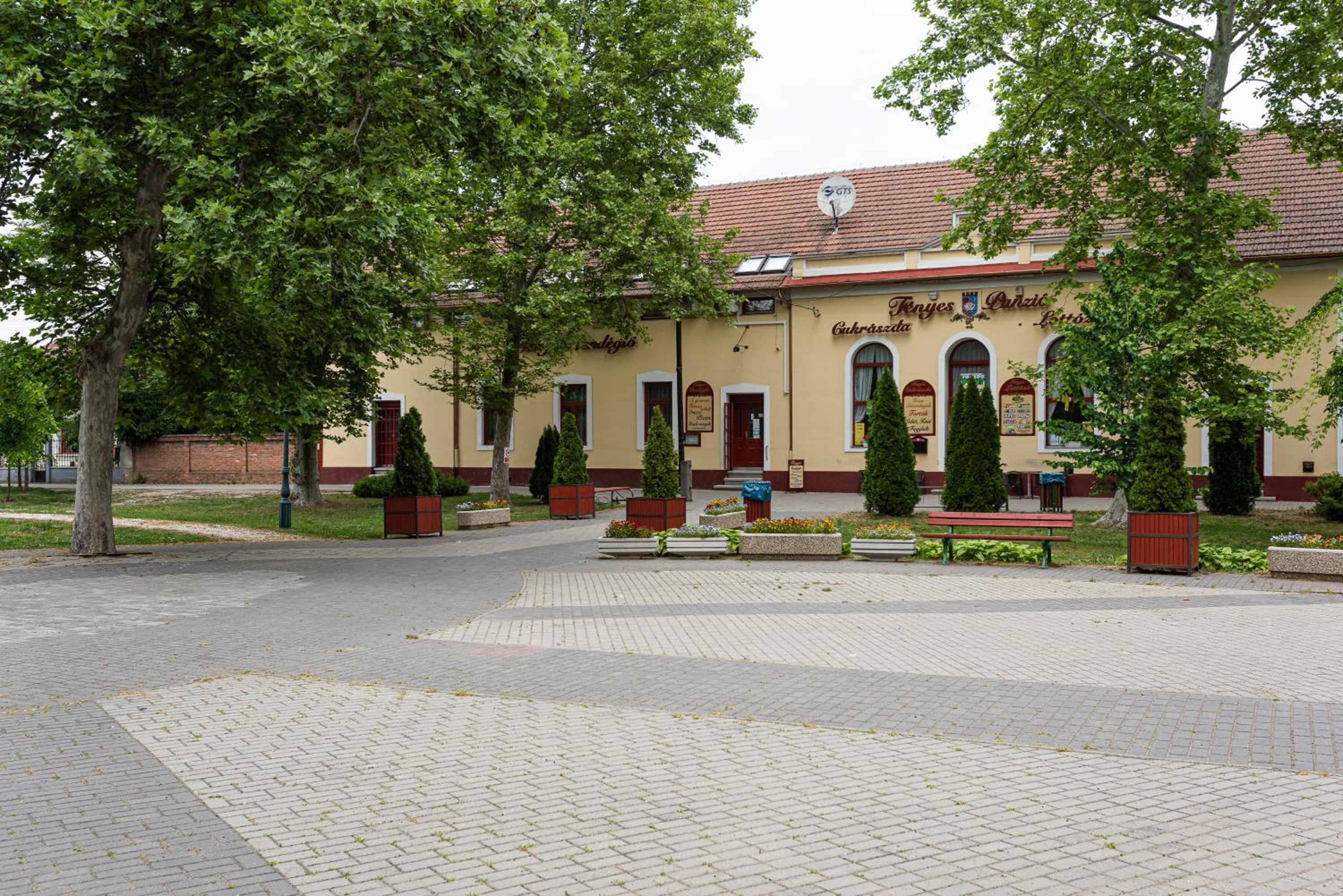 Fényes Vendéglő és Panzió view 2