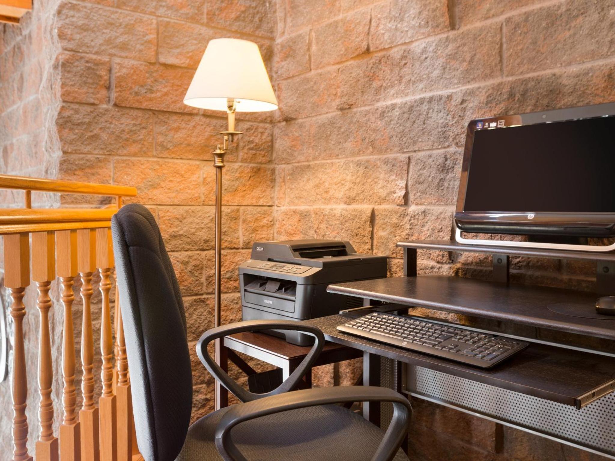 North Bay Vacations - Travelodge by Wyndham North Bay Lakeshore - Property Image 4