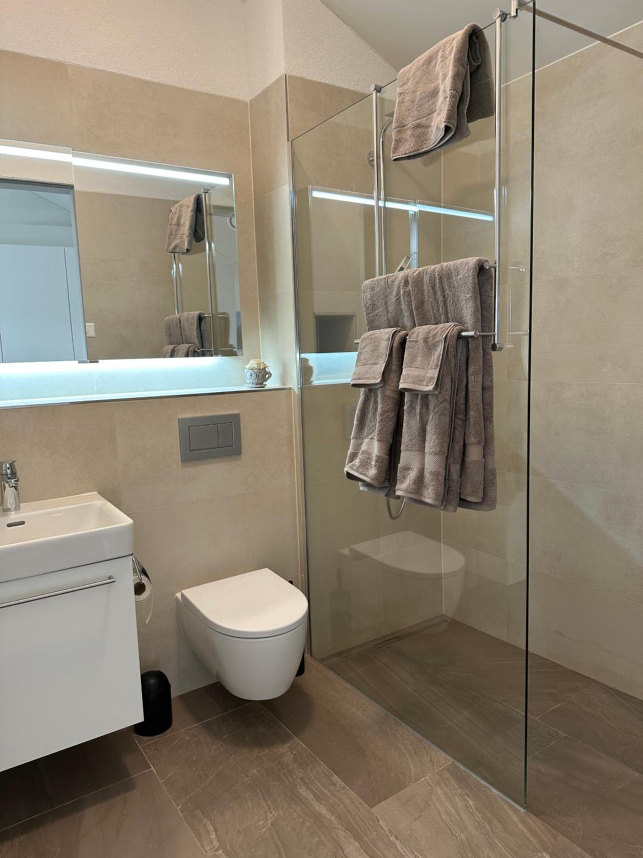 Neue Einzimmer Dachwohnung