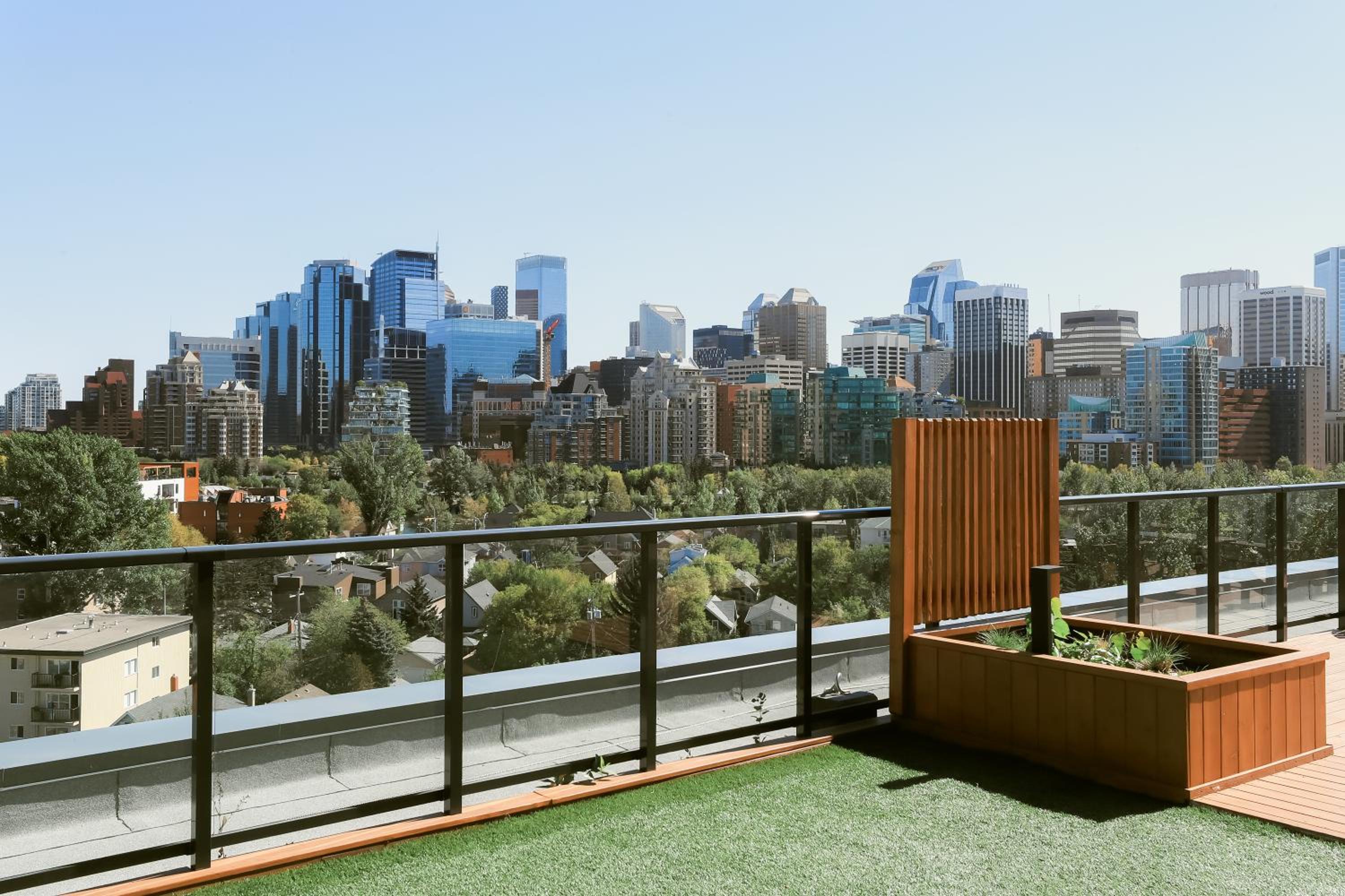 Vibrant & Modern Loft-style Walkout Near LRT