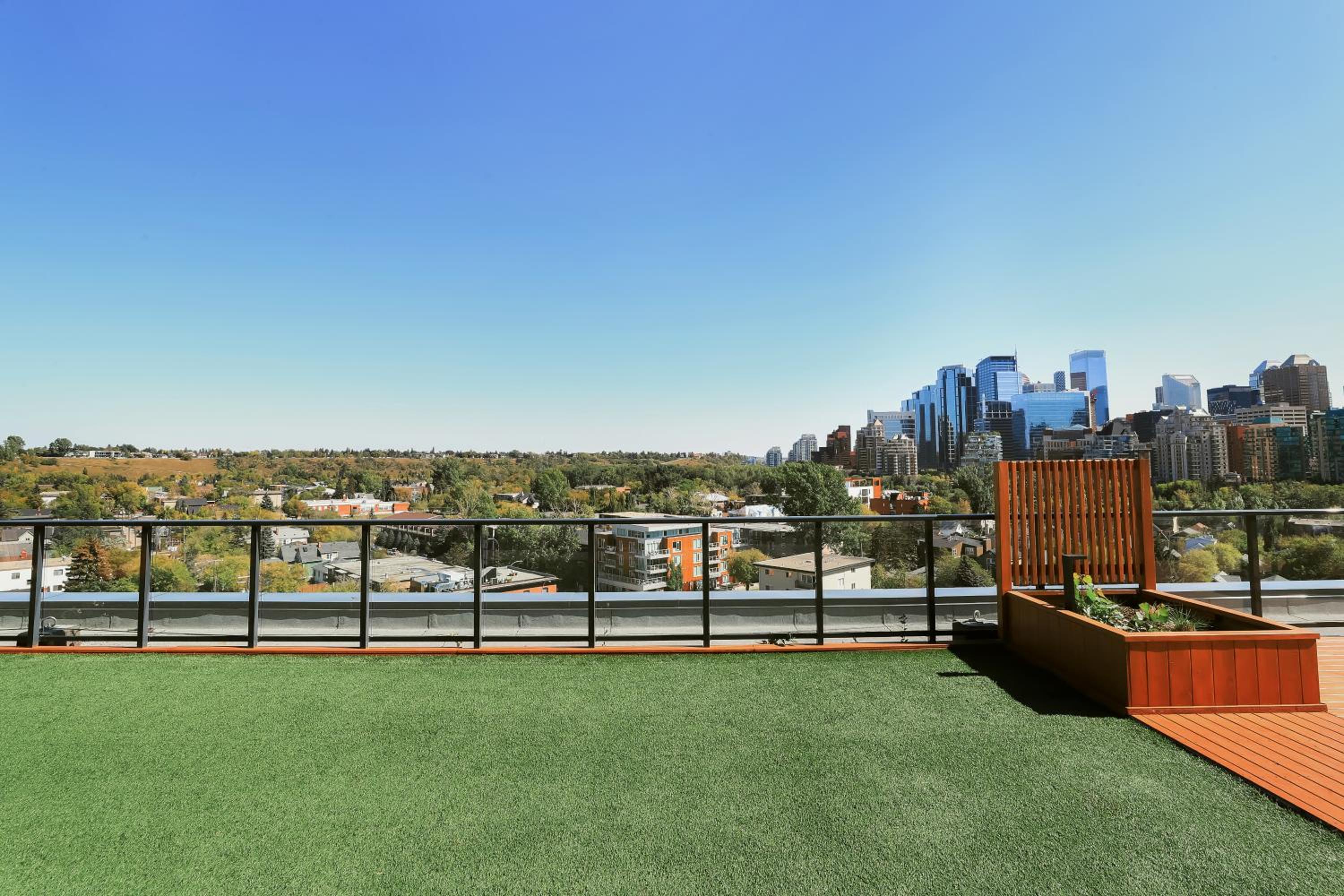 Vibrant & Modern Loft-style Walkout Near LRT