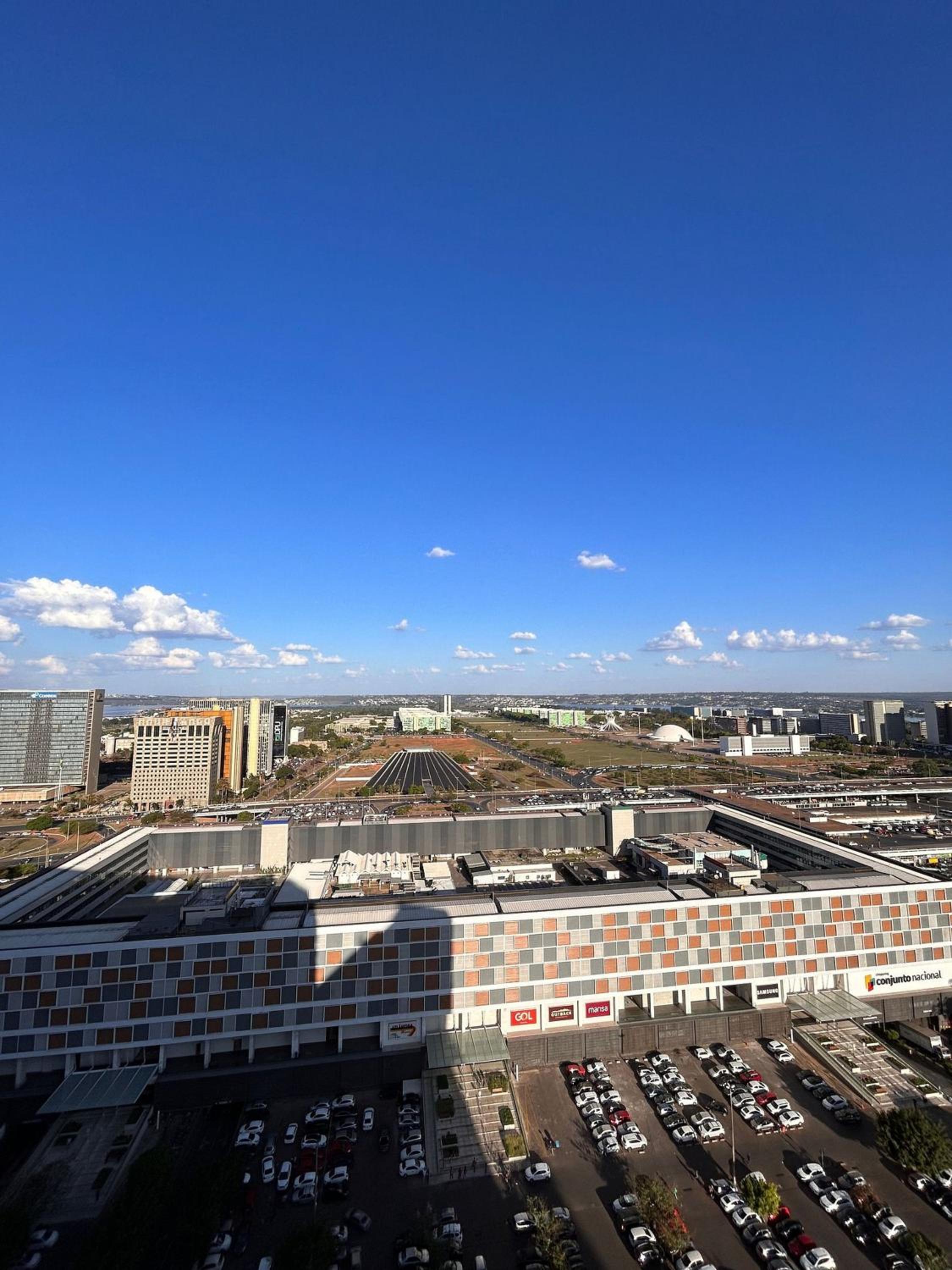 SM311 Flat Próx Embaixada Americana