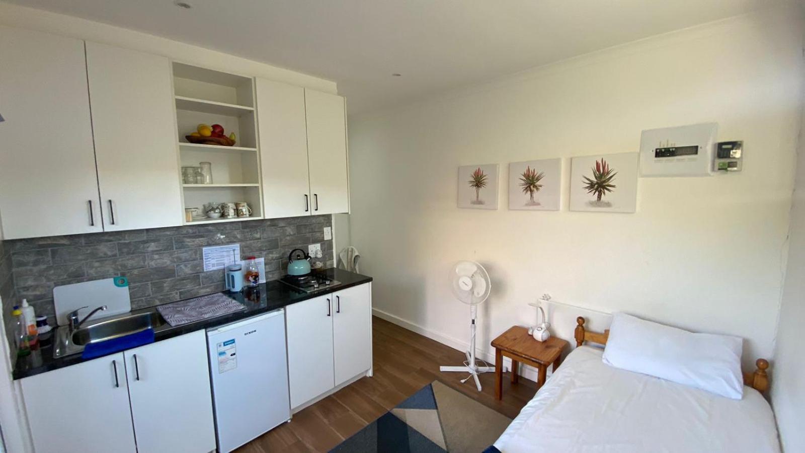 Studio Flatlet on Montreal view 3