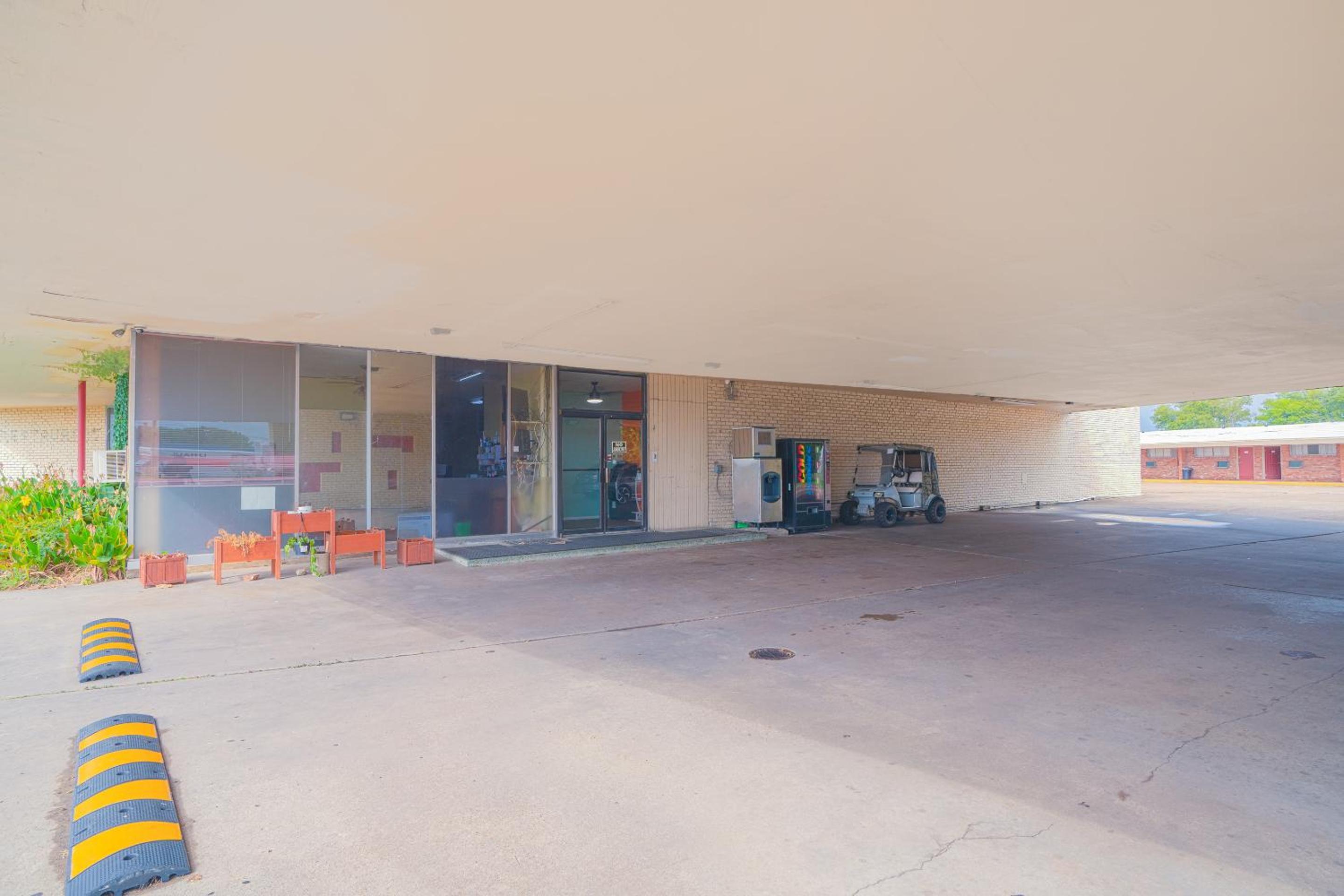 Town & Country Motel Bossier City by OYO view 4