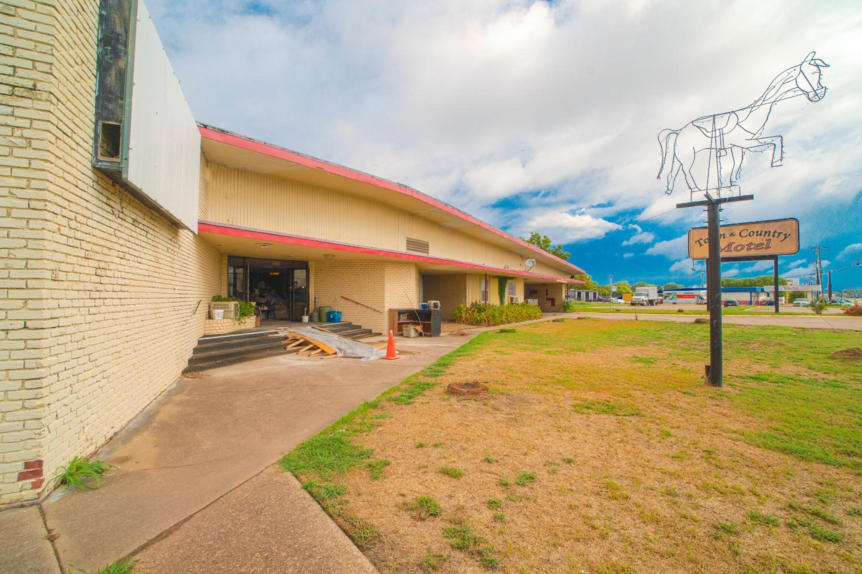 Town & Country Motel Bossier City by OYO view 2
