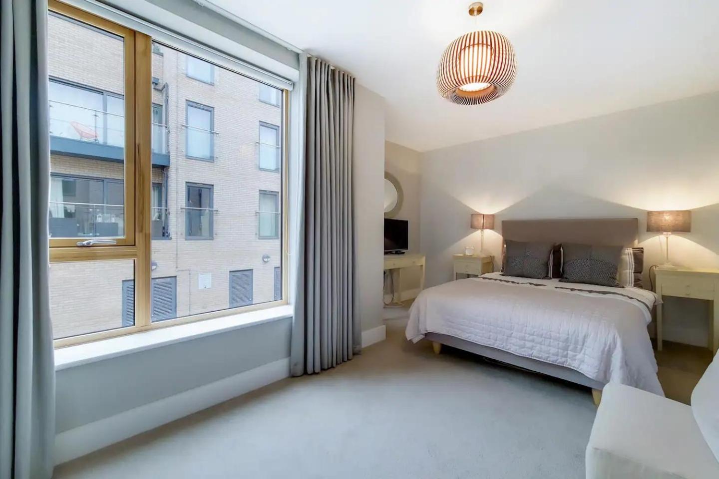 VW5 - Luxury 3 Bed Townhouse with Parking - by Short Stories London