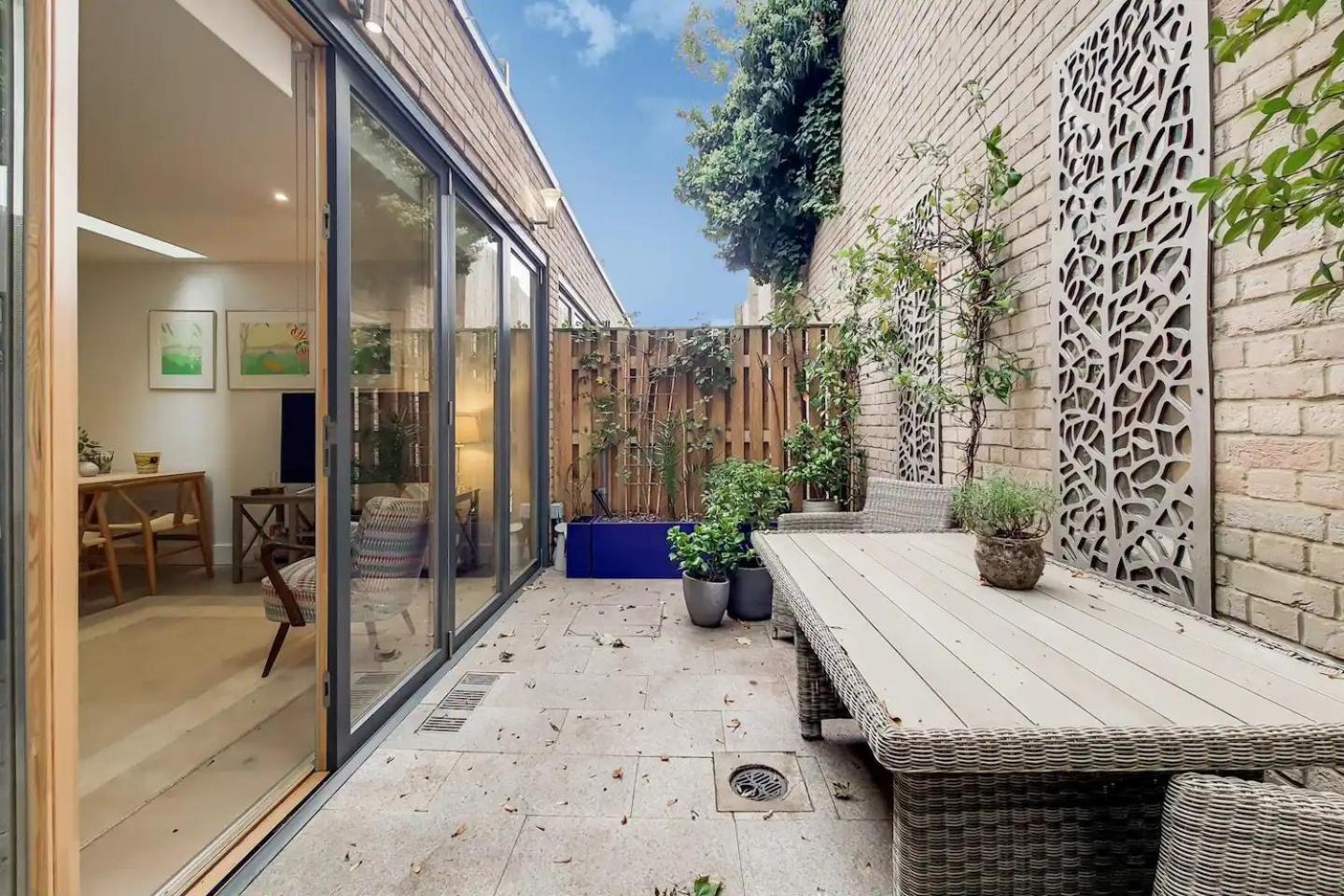 VW5 - Luxury 3 Bed Townhouse with Parking - by Short Stories London
