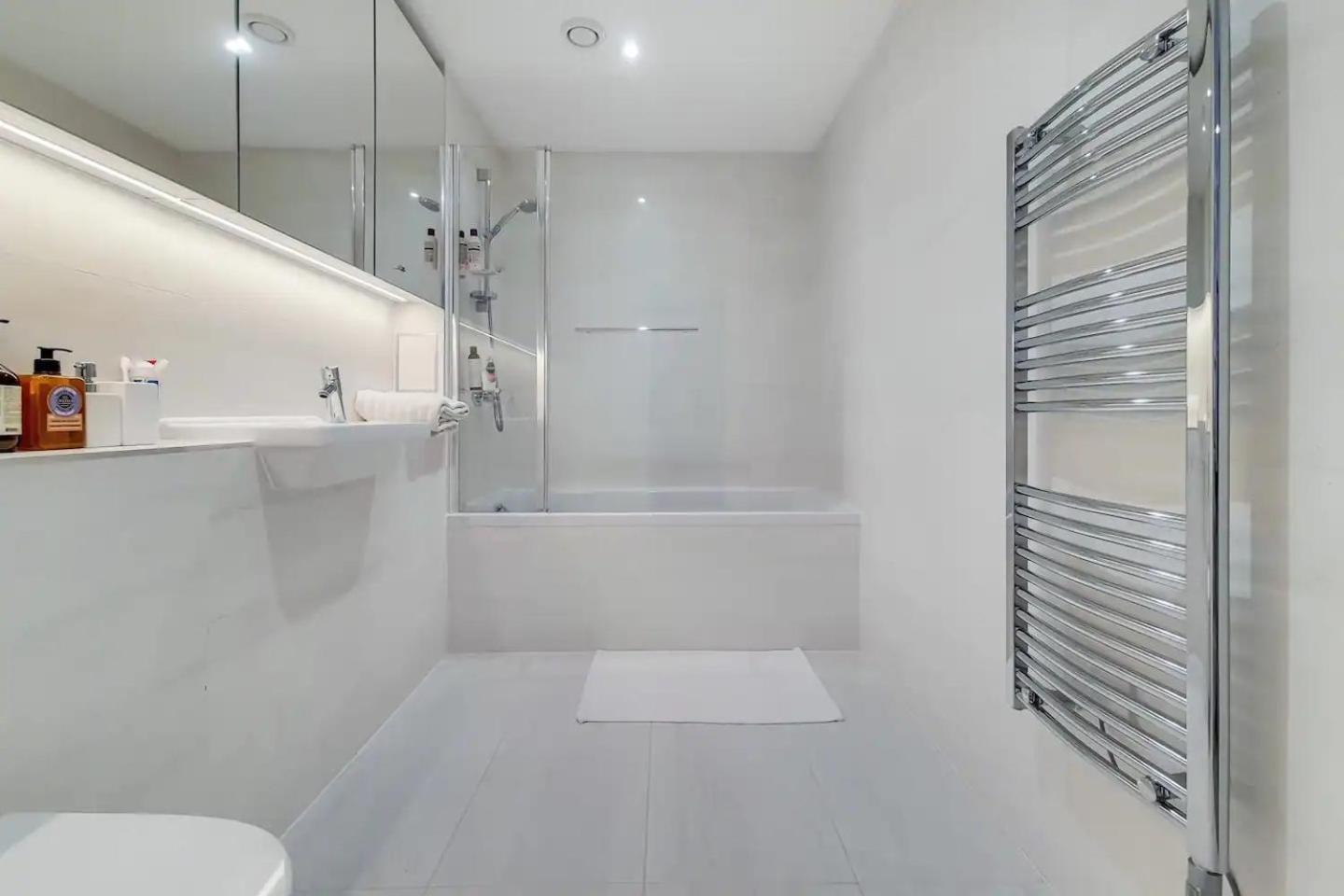 VW5 - Luxury 3 Bed Townhouse with Parking - by Short Stories London