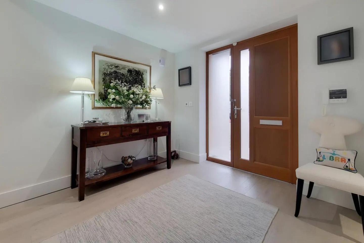 VW5 - Luxury 3 Bed Townhouse with Parking - by Short Stories London