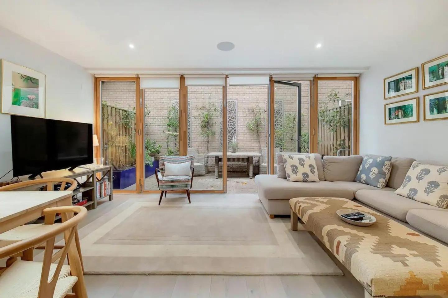 VW5 - Luxury 3 Bed Townhouse with Parking - by Short Stories London