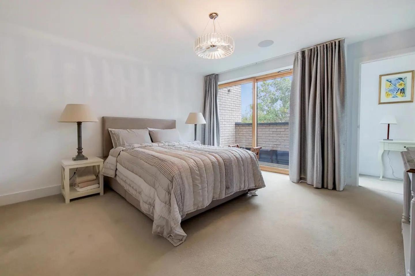 VW5 - Luxury 3 Bed Townhouse with Parking - by Short Stories London