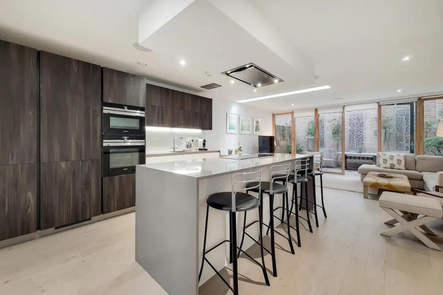 VW5 - Luxury 3 Bed Townhouse with Parking - by Short Stories London