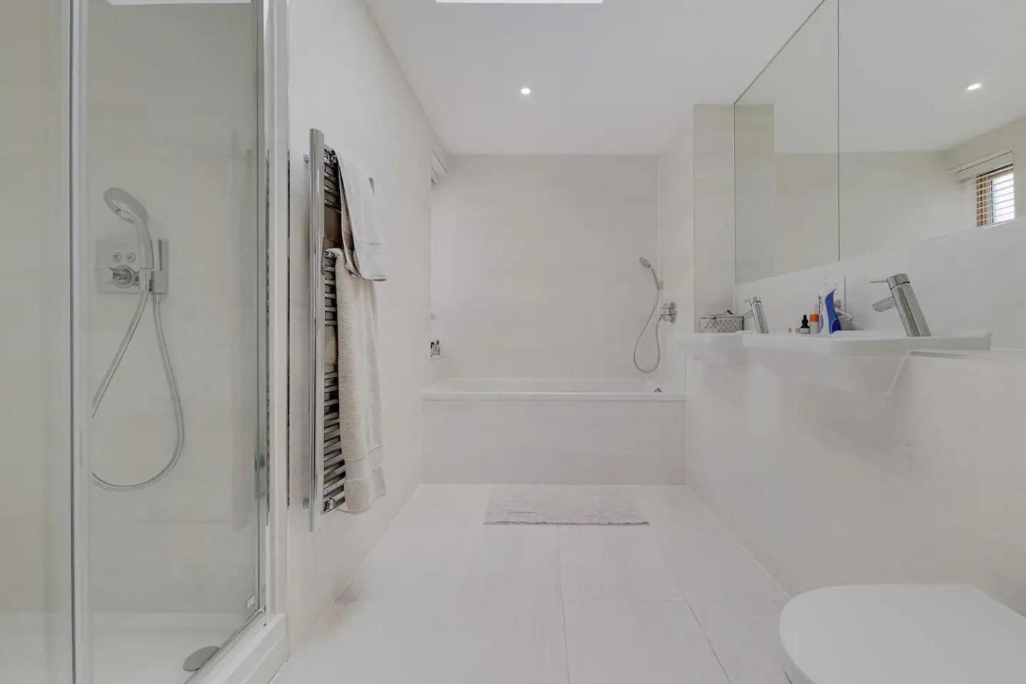 VW5 - Luxury 3 Bed Townhouse with Parking - by Short Stories London