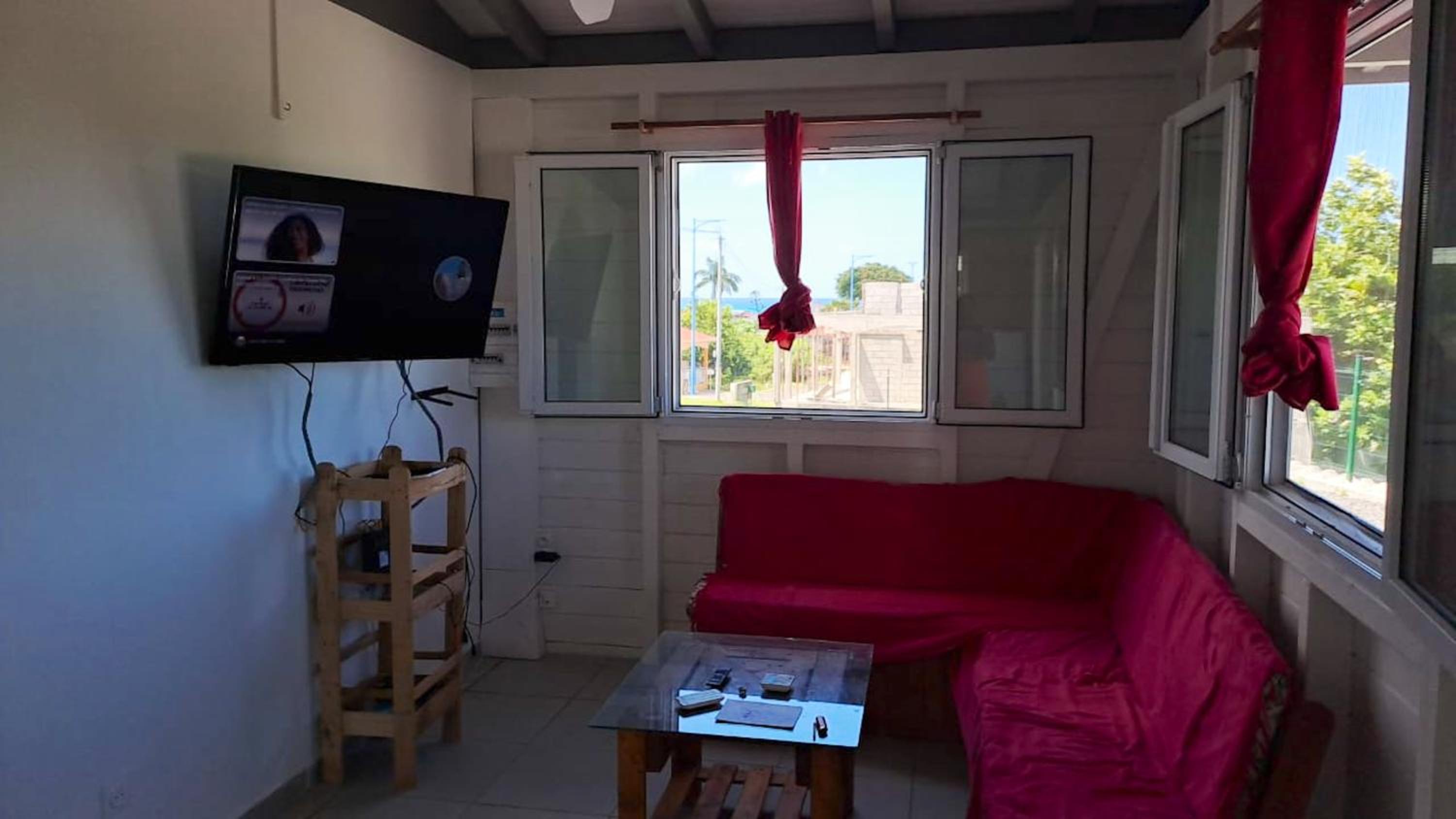 Bungalow charmant a Anse Bertrand avec vue sur la mer view 4