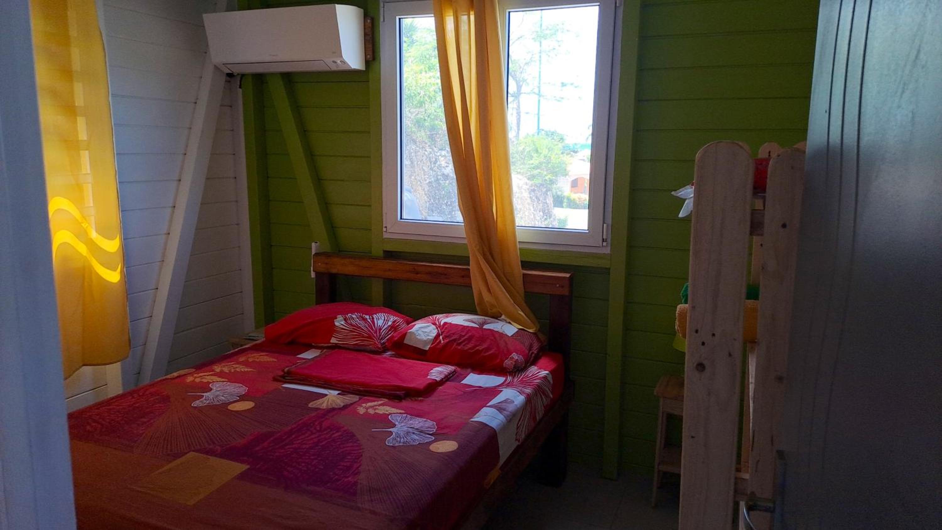 Bungalow charmant a Anse Bertrand avec vue sur la mer view 3