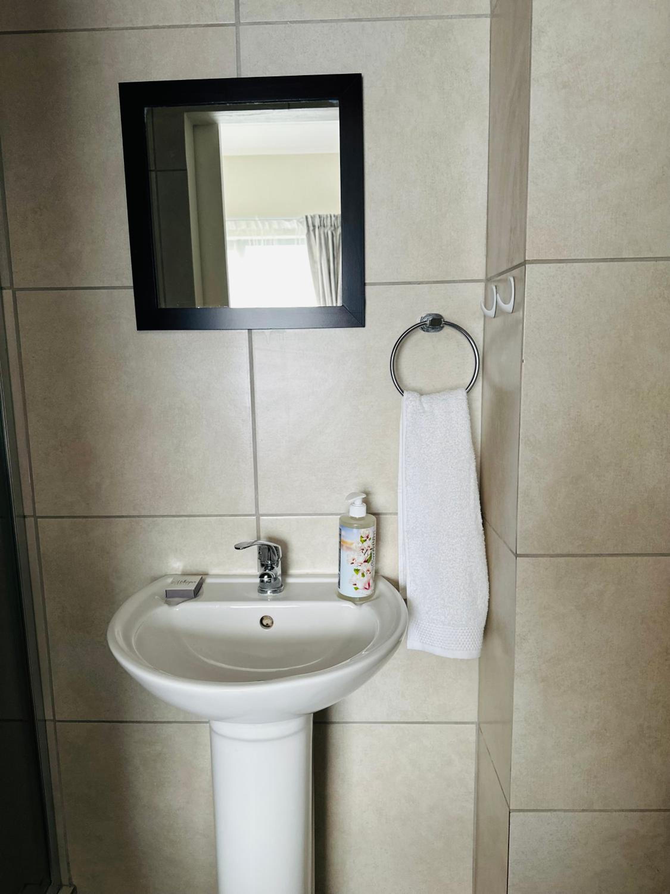 Delightful Retreat in Parklands,Cape Farms,Cape Town view 2