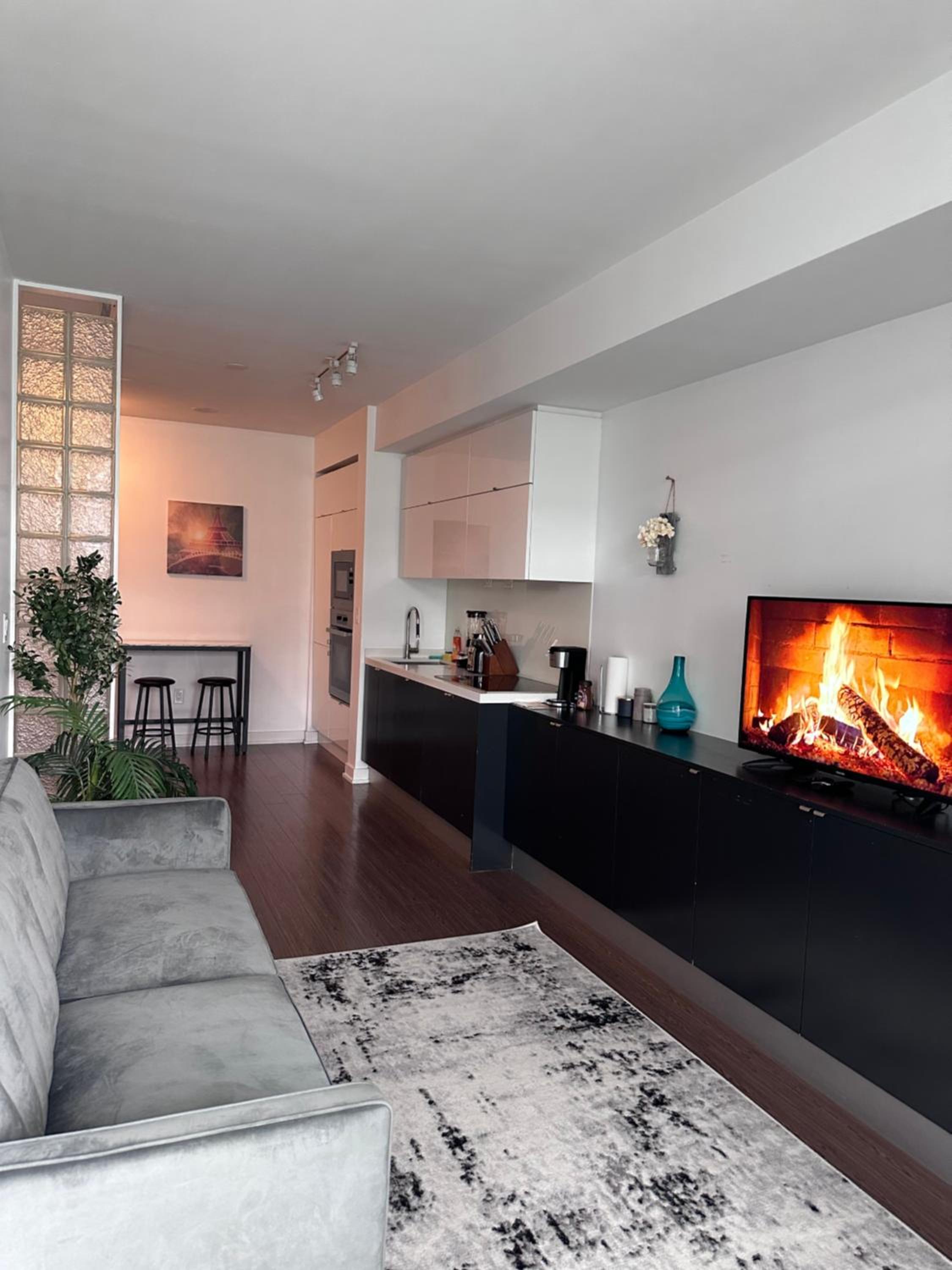 Stylish 2 Bedrooms Condo w/ awesome View & Parking