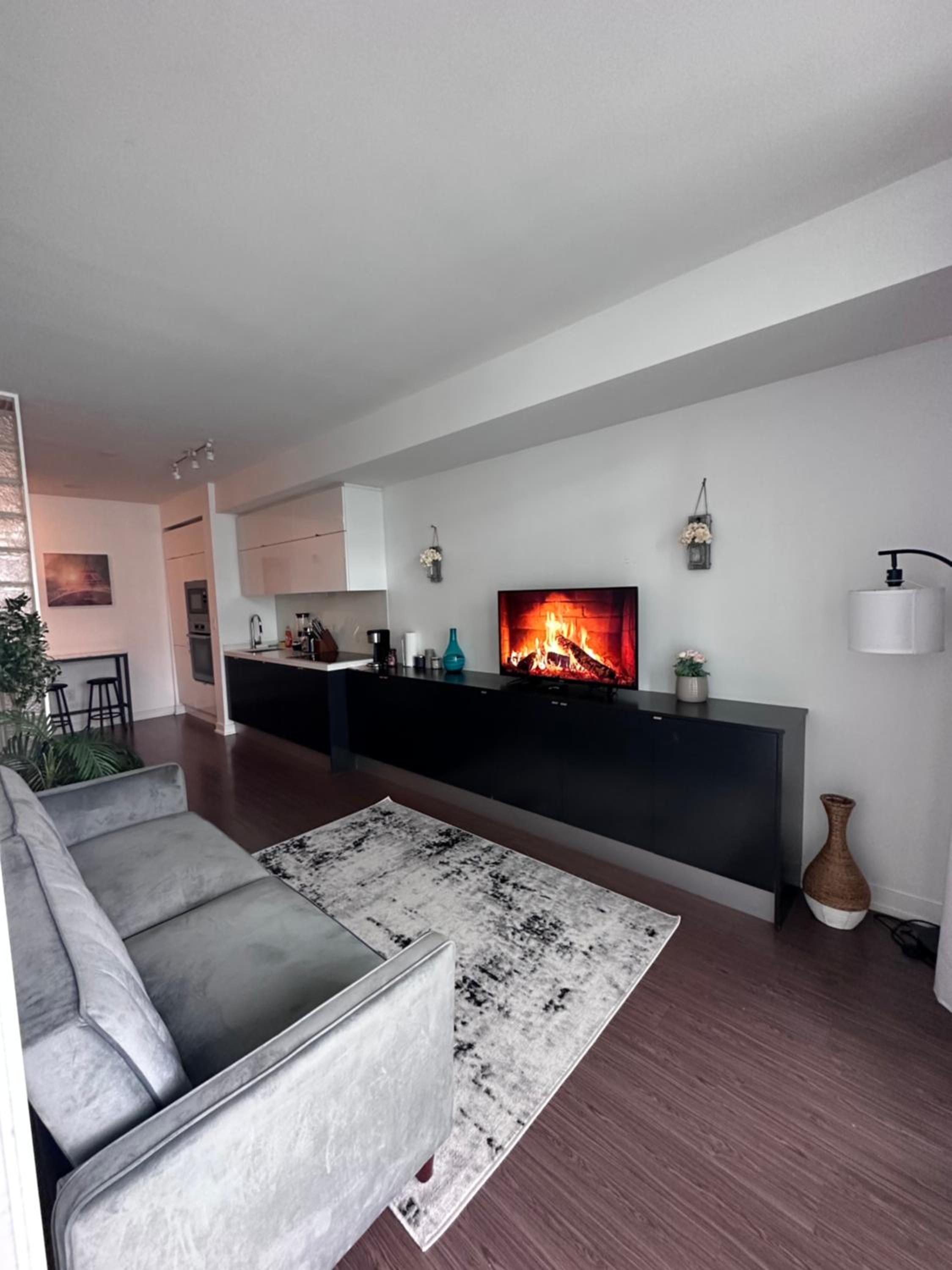 Stylish 2 Bedrooms Condo w/ awesome View & Parking