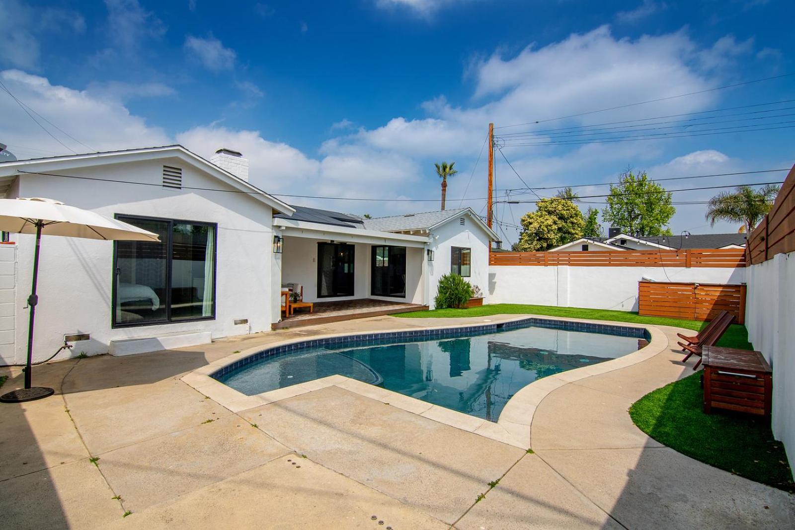 Beautiful Large Home + Pool