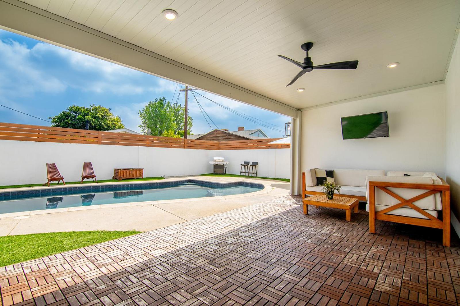Beautiful Large Home + Pool
