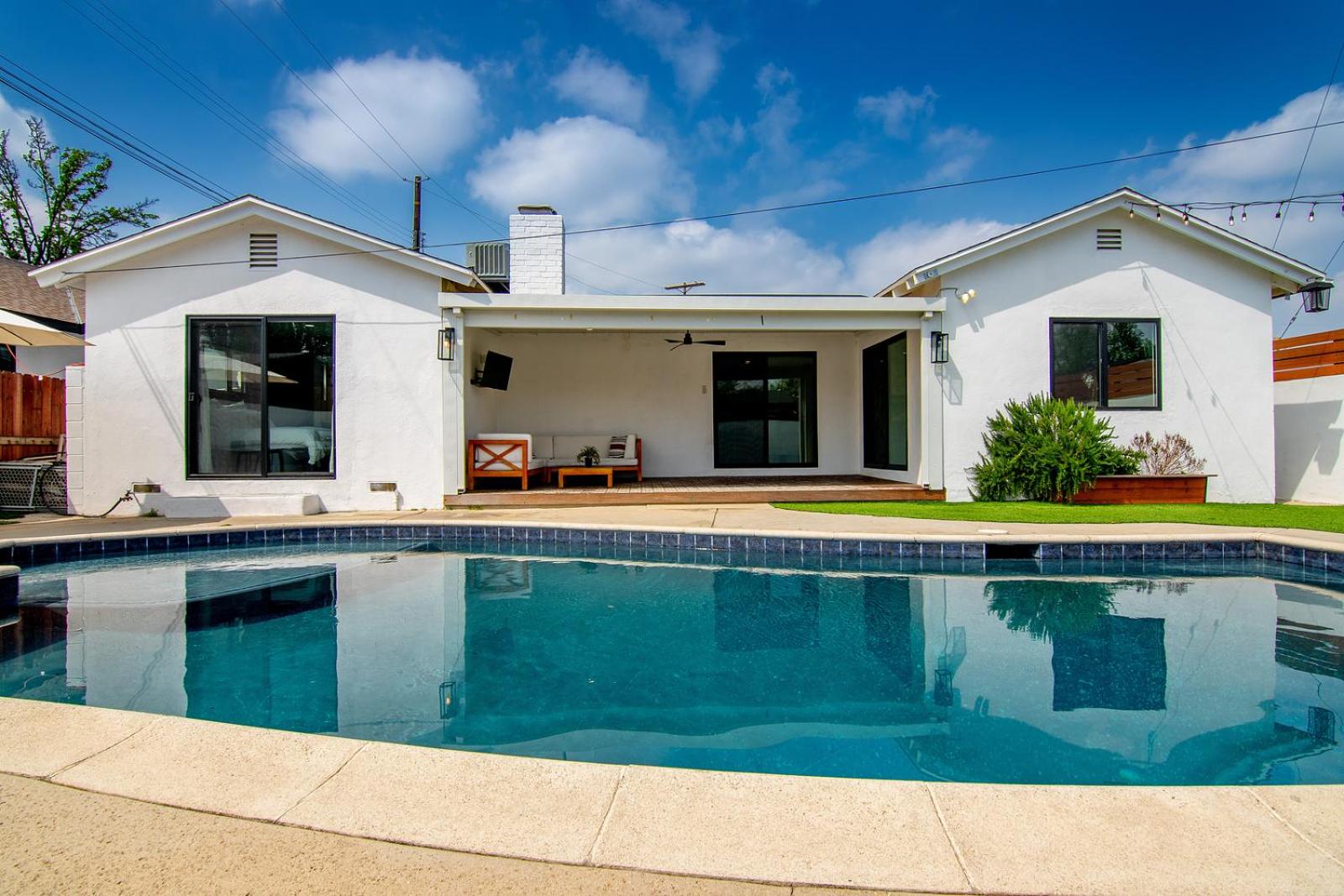 Beautiful Large Home + Pool