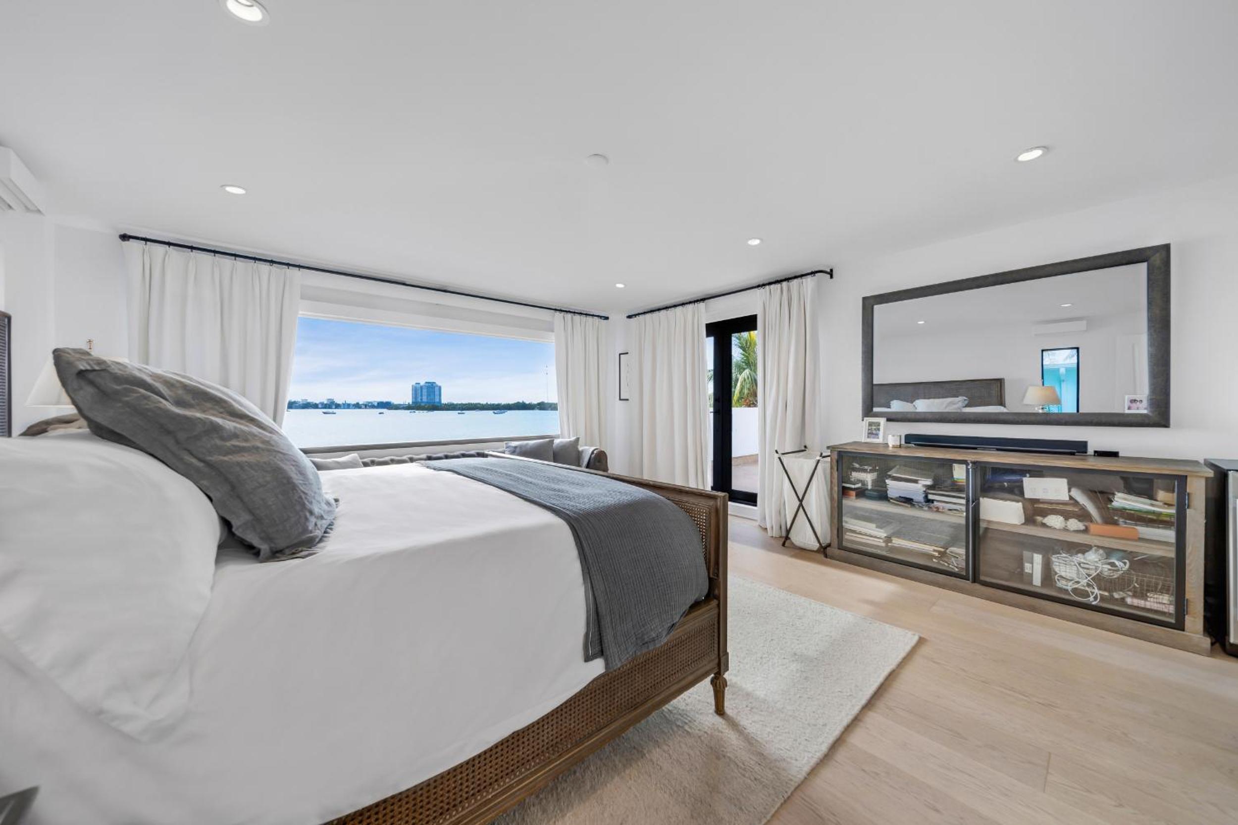 Stunning Waterfront Home in the Center of Miami view 5
