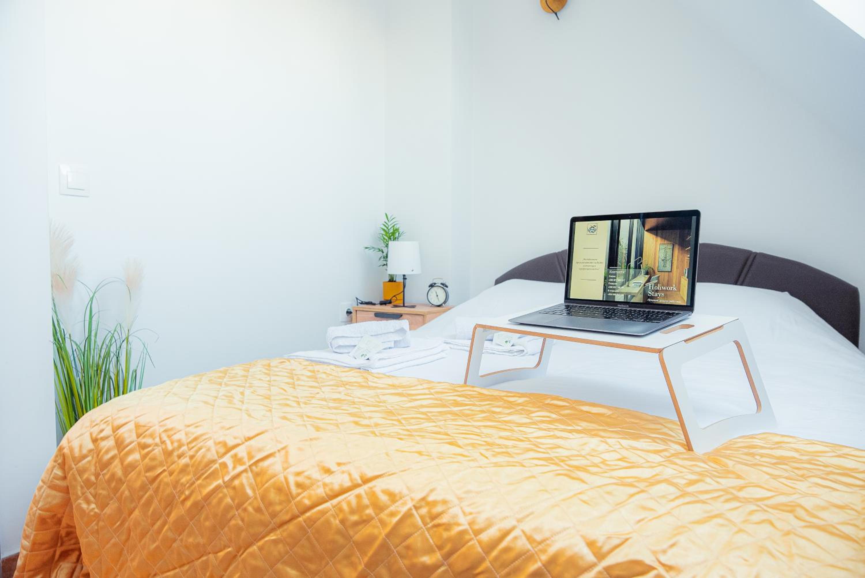 Pumpkin Spiced Suite with Own Parking and Office Setup