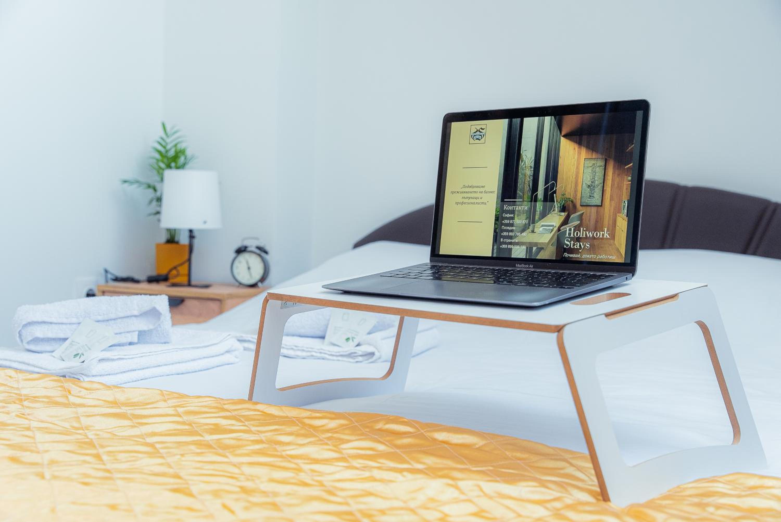 Pumpkin Spiced Suite with Own Parking and Office Setup