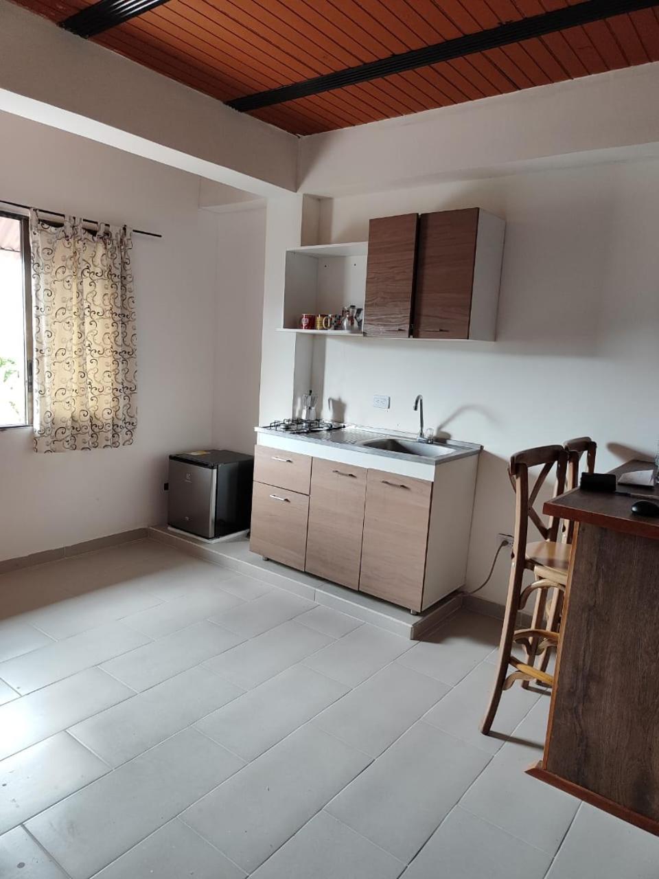 Cómodo estudio en la vía a termales
