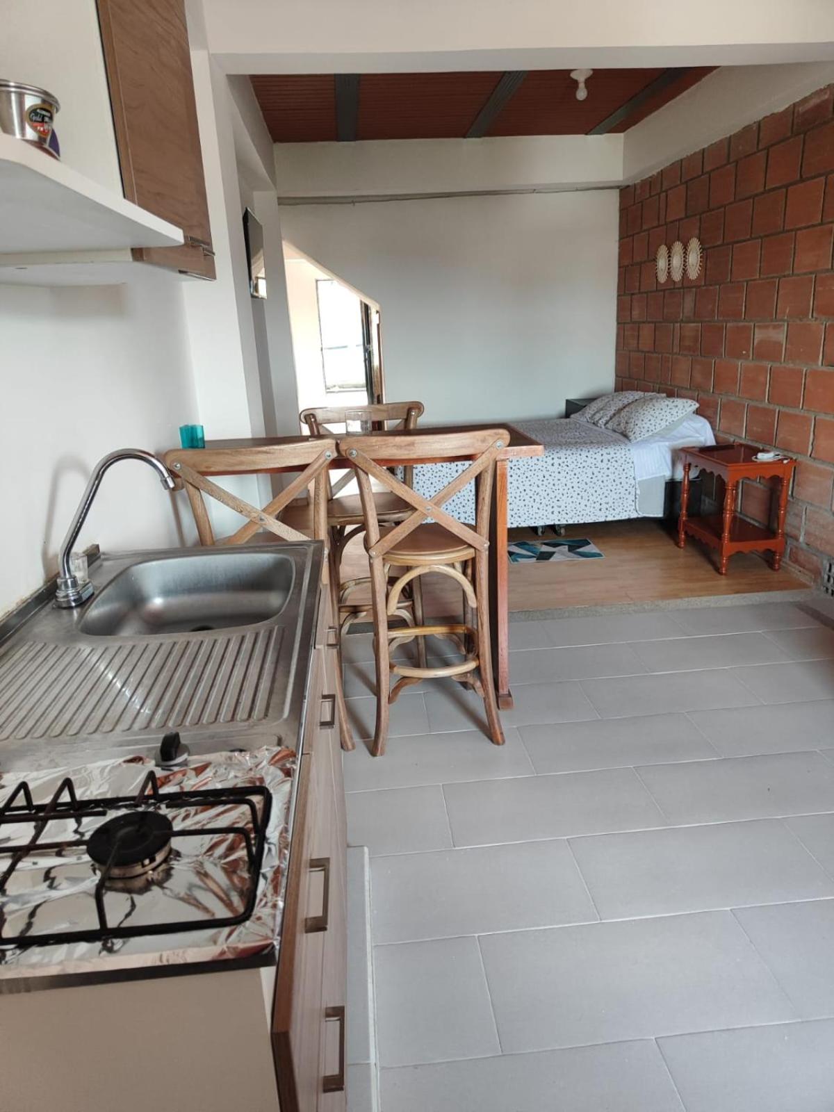 Cómodo estudio en la vía a termales