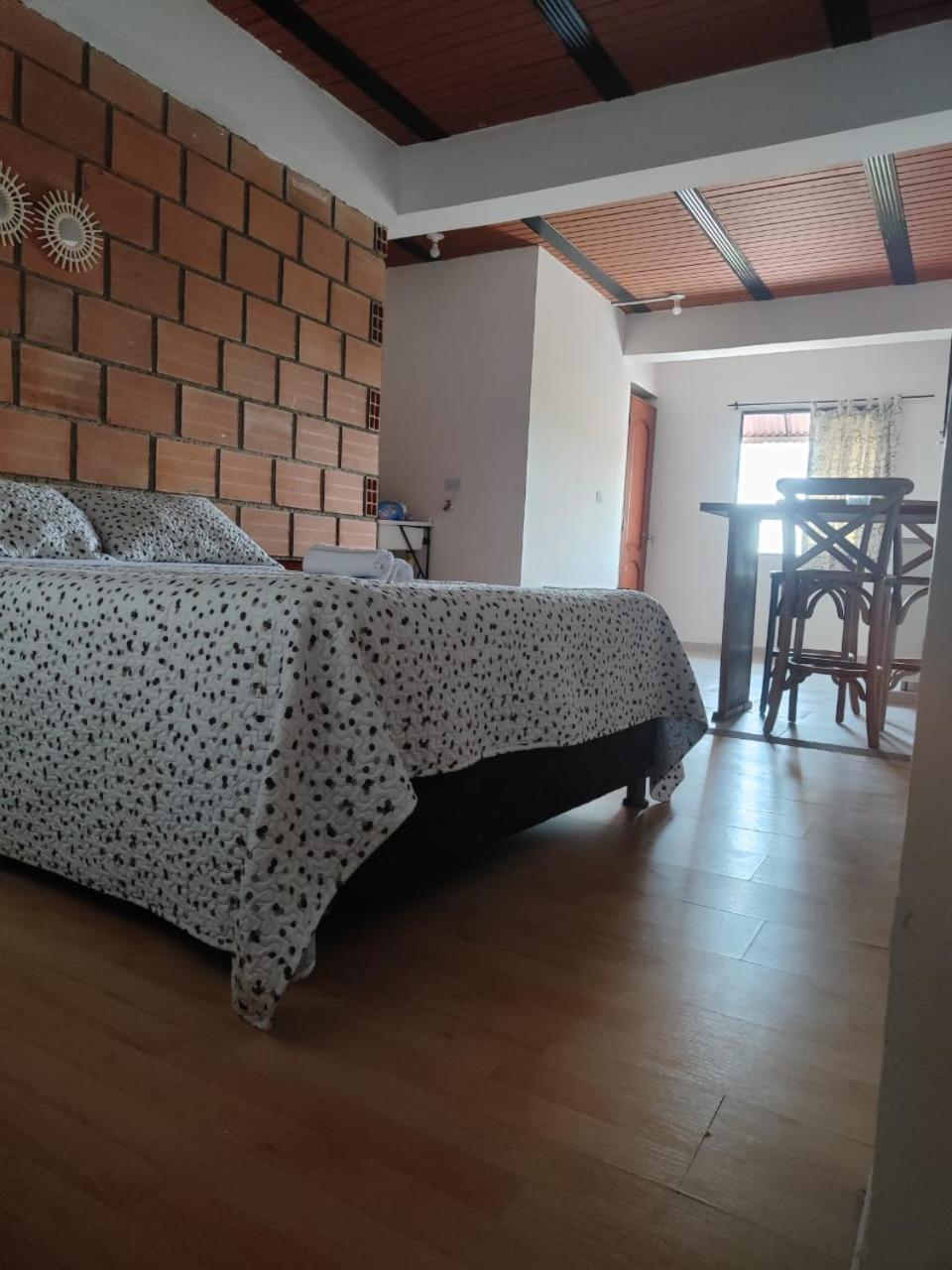 Cómodo estudio en la vía a termales