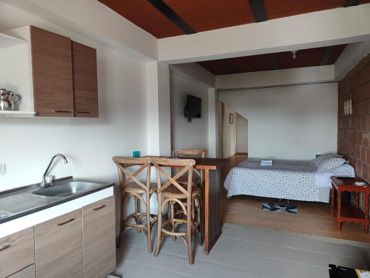 Cómodo estudio en la vía a termales