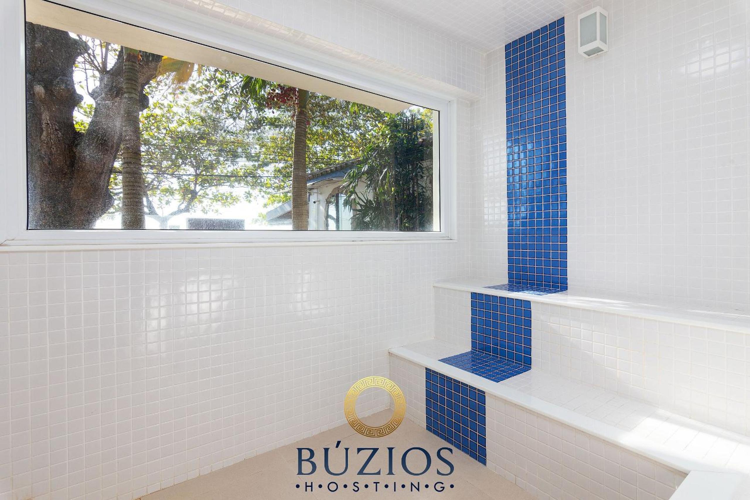Bz48 Condominium facing Orla Bardot! House with 4 suites