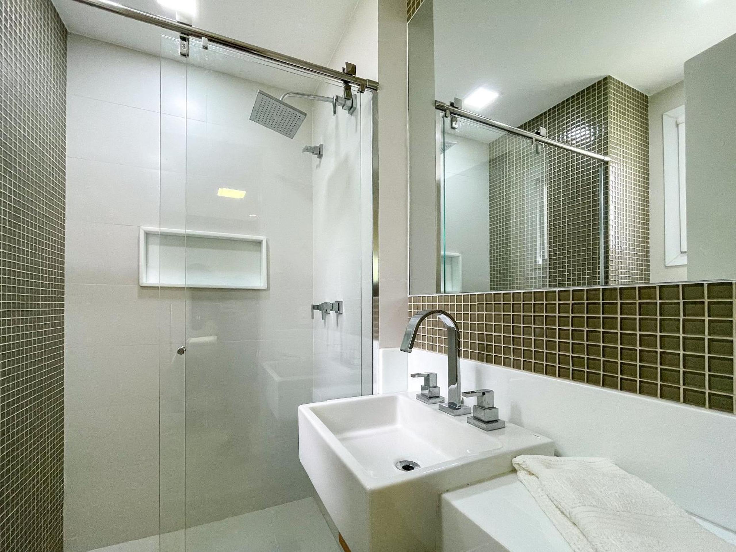 Bz48 Condominium facing Orla Bardot! House with 4 suites
