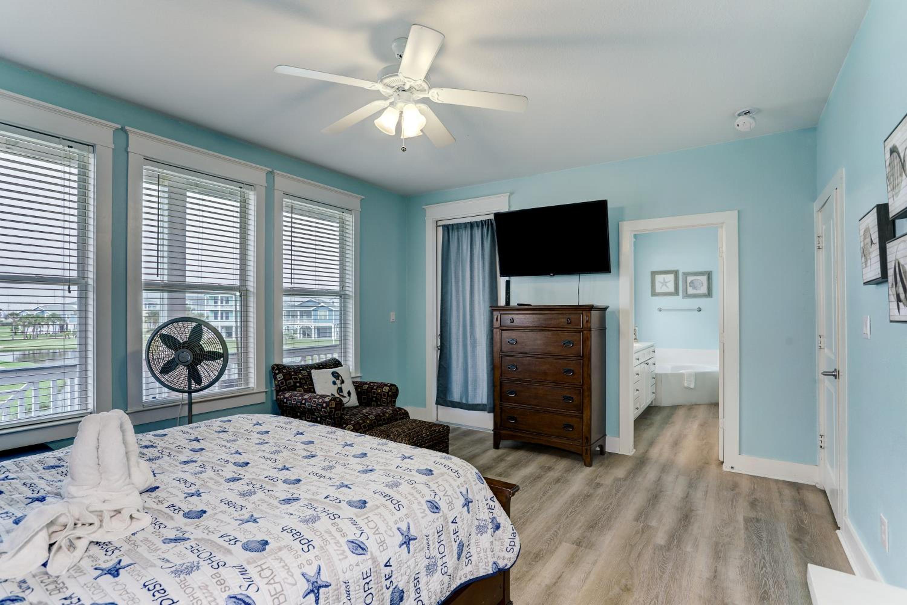 Cozy Beach Home with Resort Amenities, Oceanbay, lake views and 3 decks! view 5