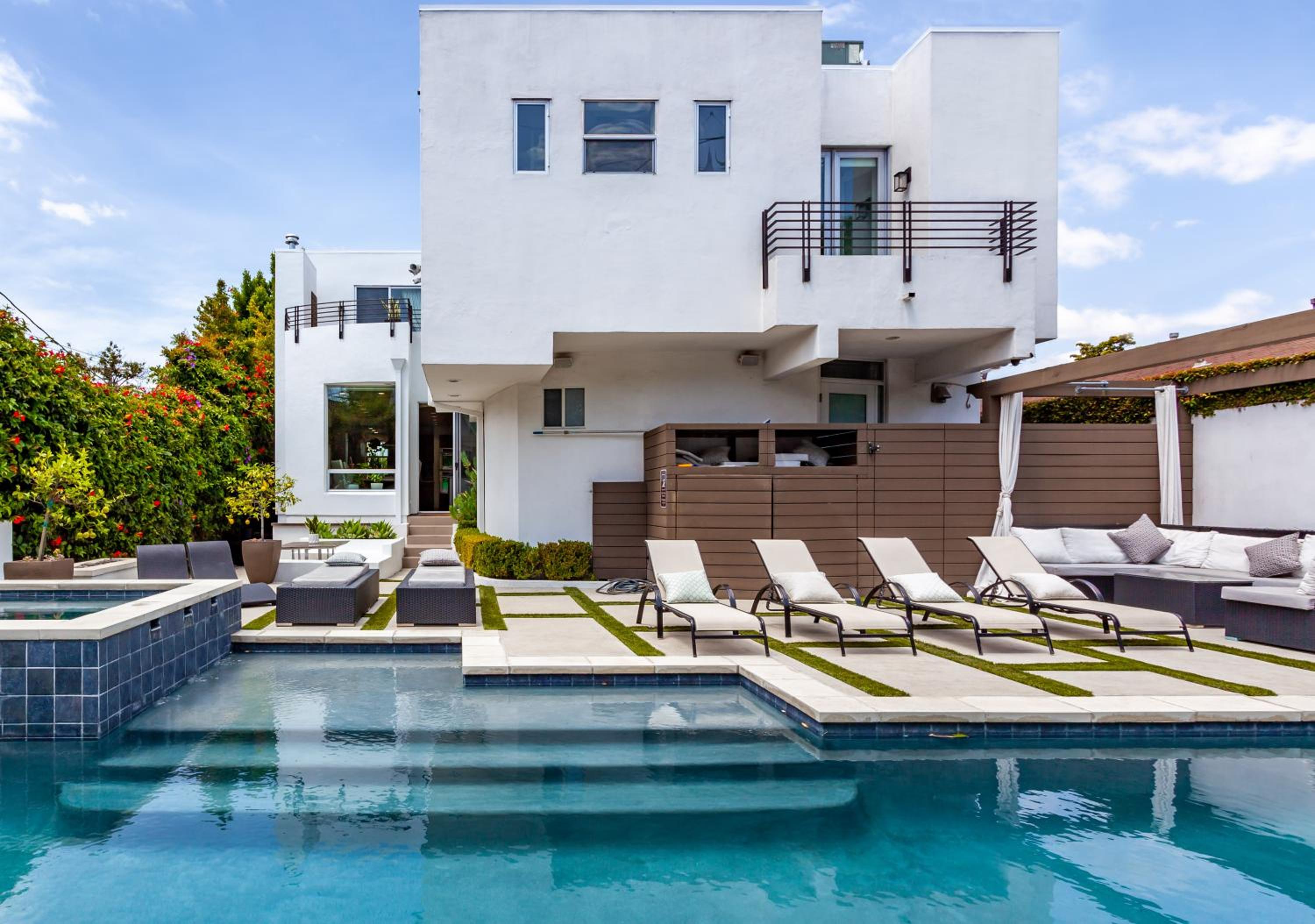 Luxurious Architectural Villa in Prime West Hollywood Neighborhood