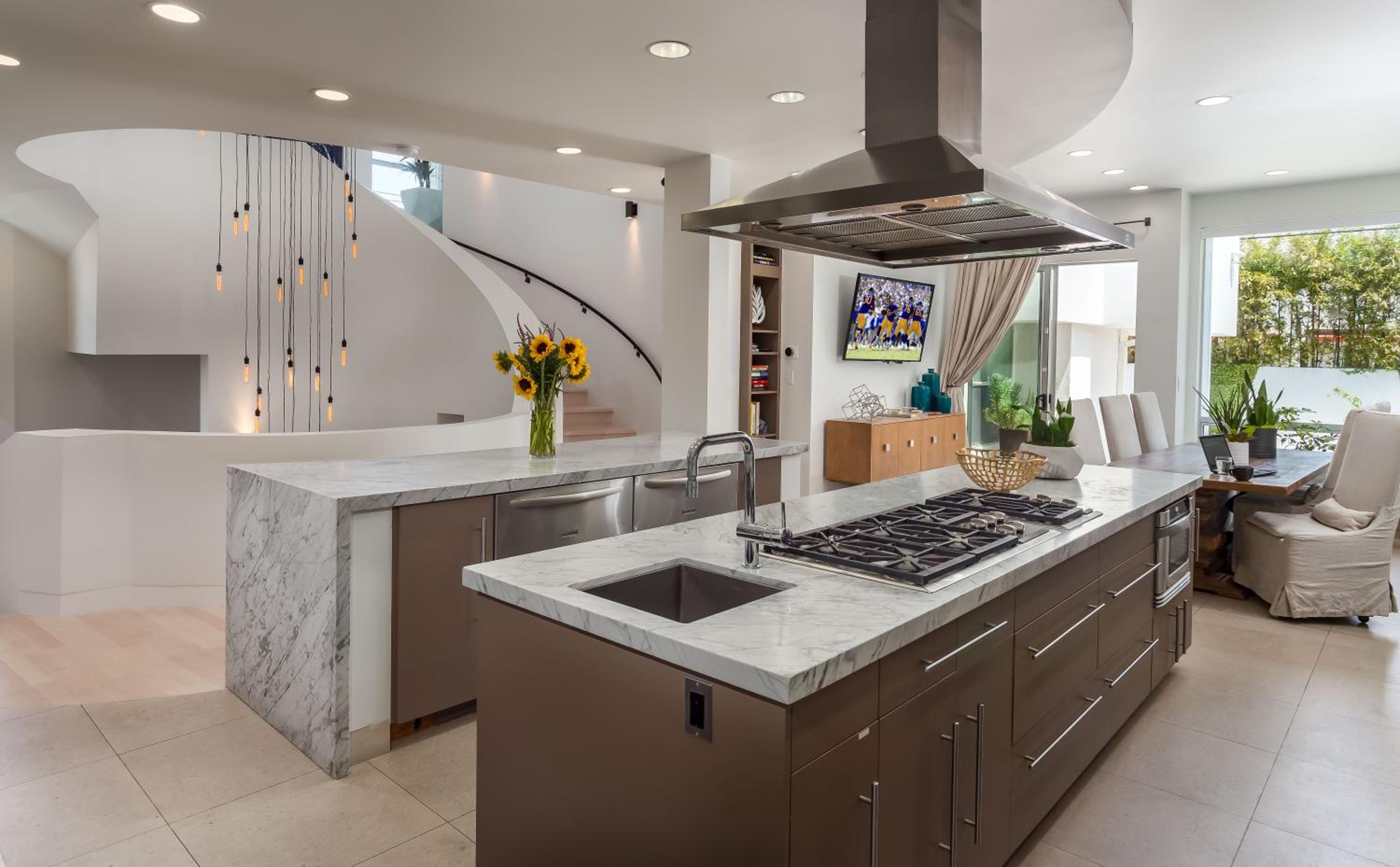 Luxurious Architectural Villa in Prime West Hollywood Neighborhood