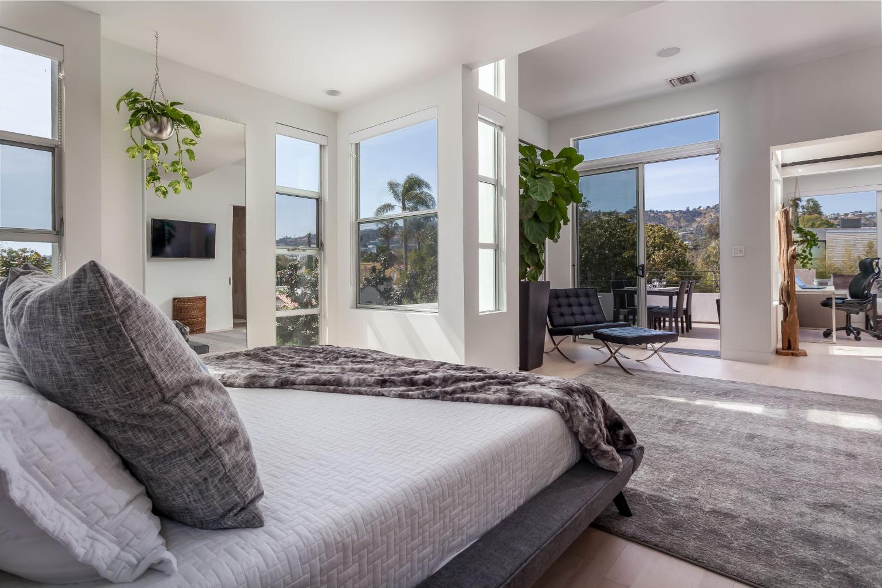 Luxurious Architectural Villa in Prime West Hollywood Neighborhood