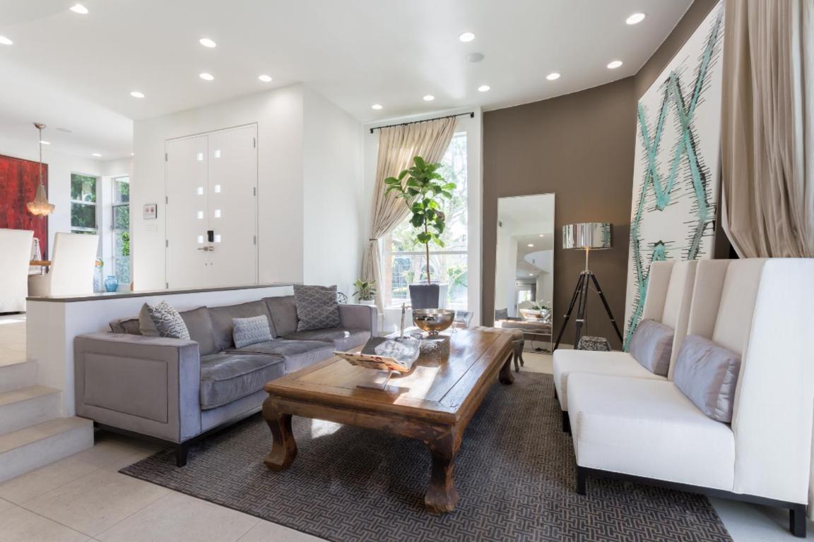 Luxurious Architectural Villa in Prime West Hollywood Neighborhood