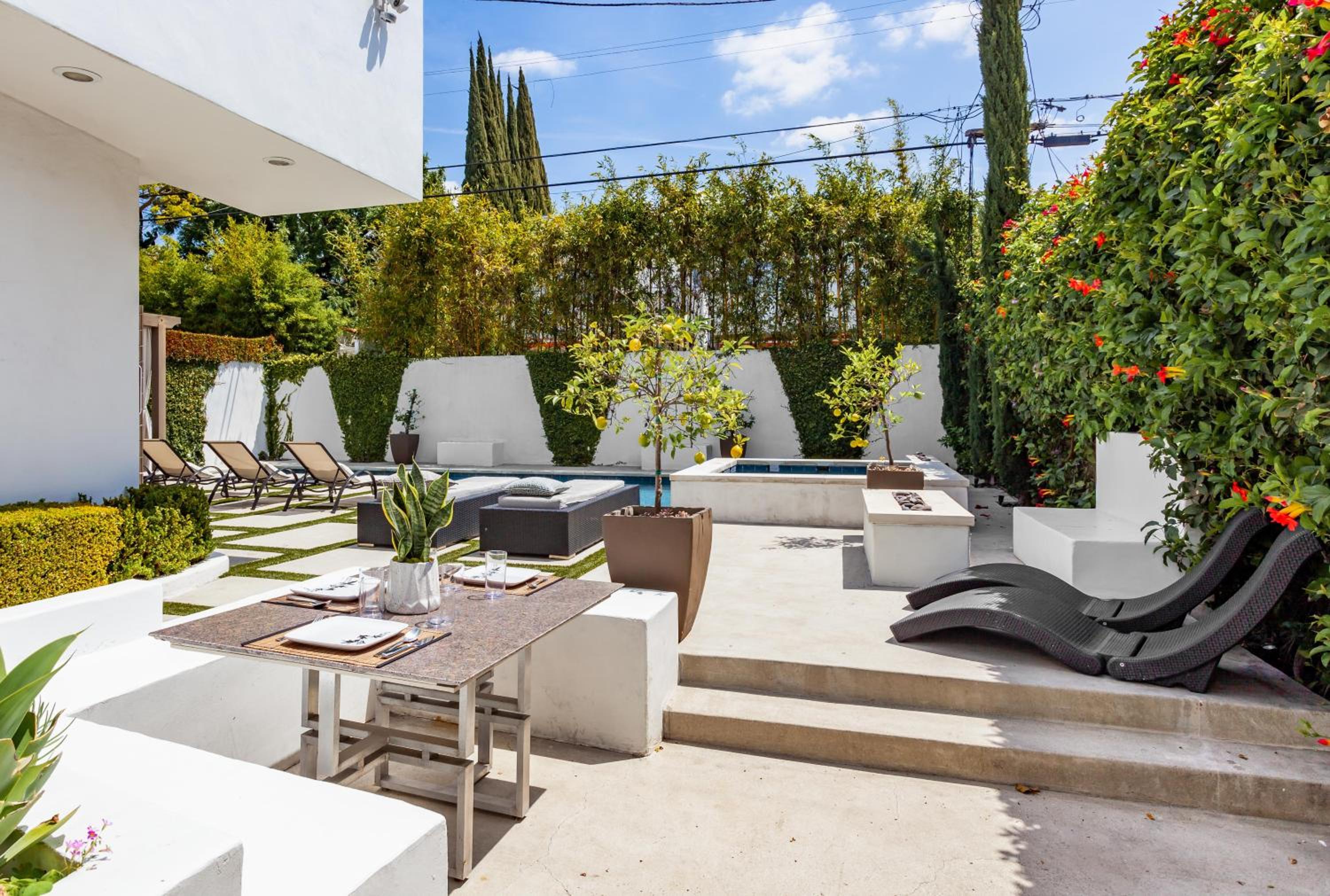 Luxurious Architectural Villa in Prime West Hollywood Neighborhood