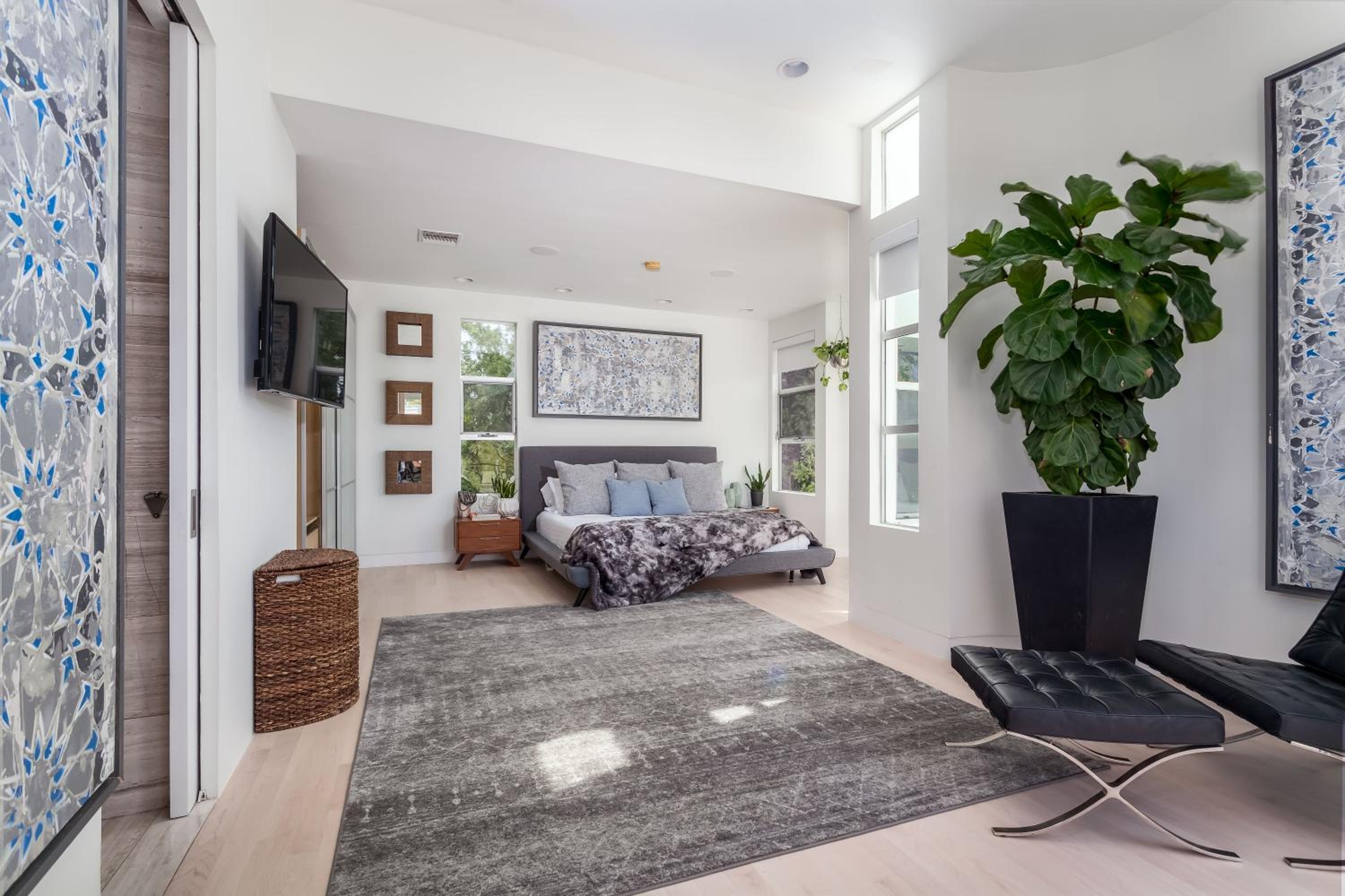 Luxurious Architectural Villa in Prime West Hollywood Neighborhood
