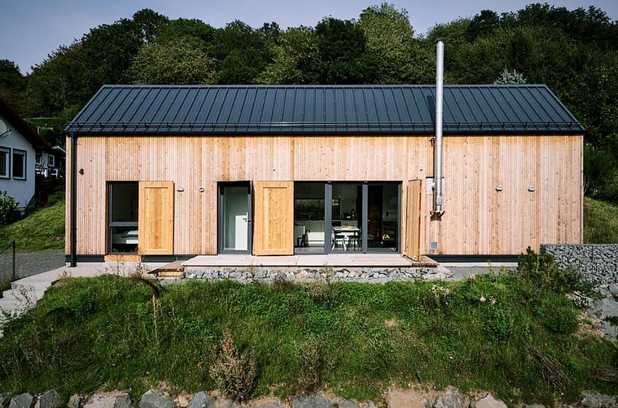 Modernes, ökologisches Design Ferienhaus in der Eifel Vulkaneifel I 2 Schlafzimmer, Sauna, Yoga & Kaminofen, schnelles WLAN & Arbeitsplatz