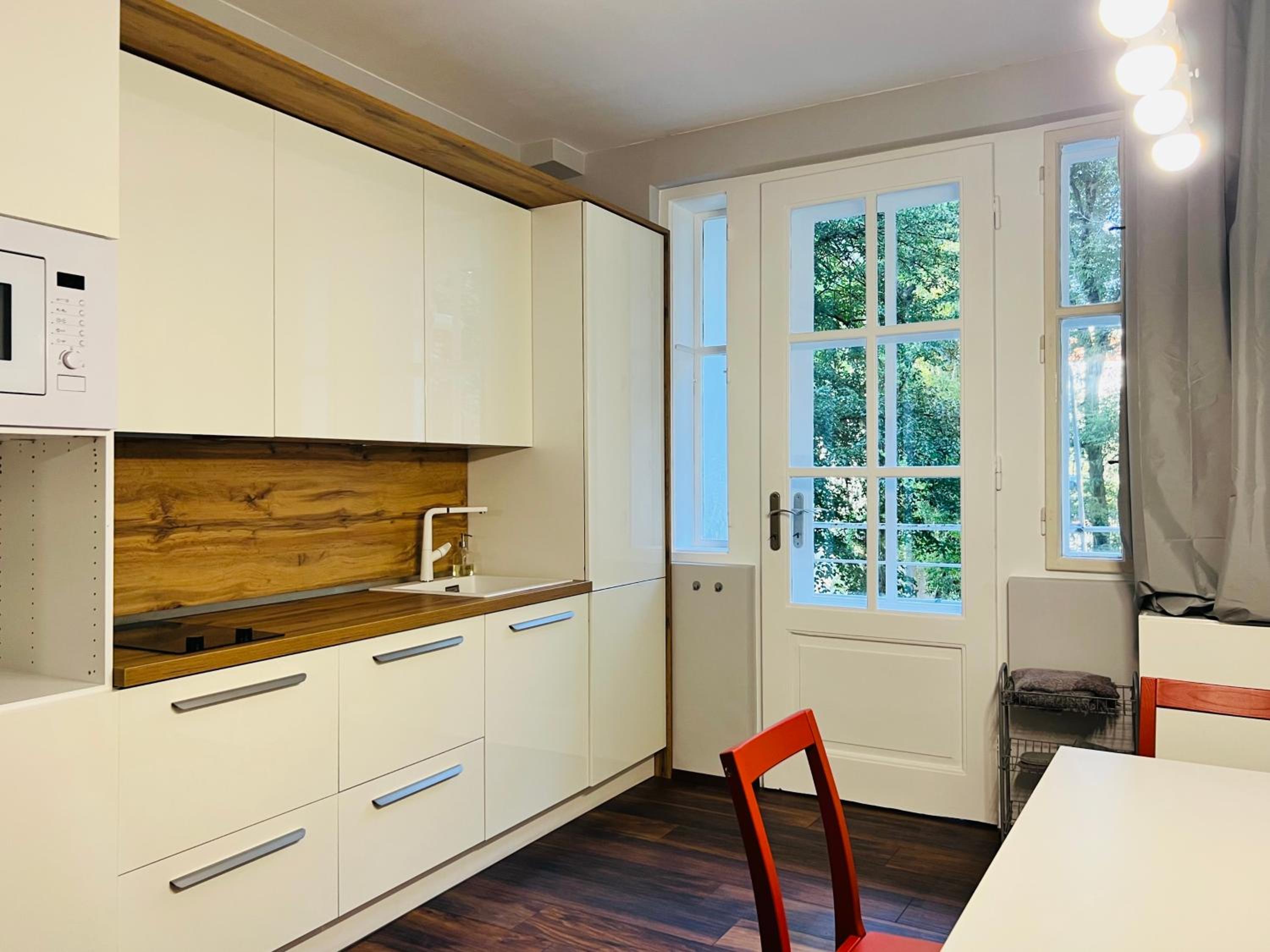 Timeless Old Centre Apartment with 2 bathrooms and balcony