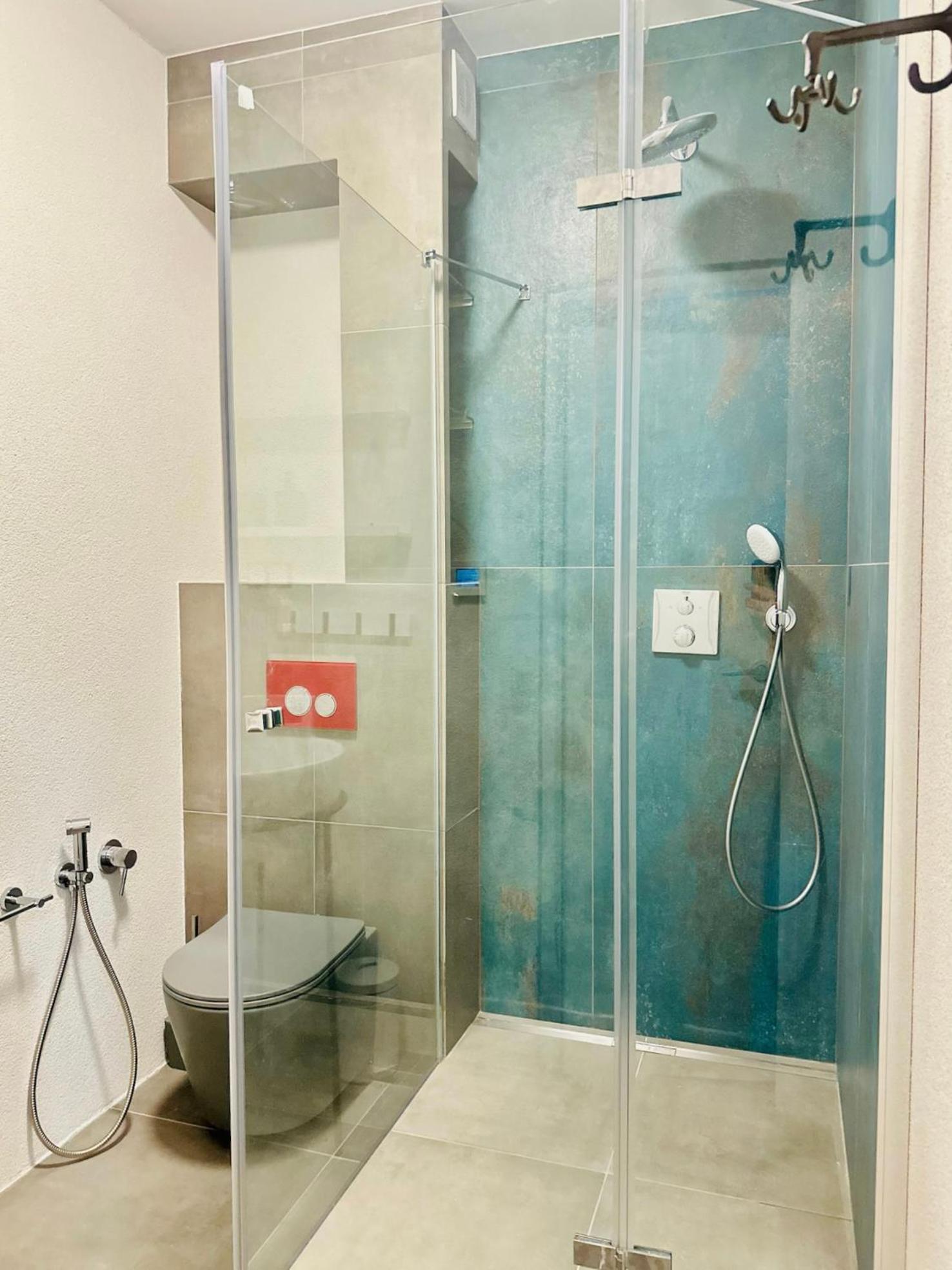 Timeless Old Centre Apartment with 2 bathrooms and balcony